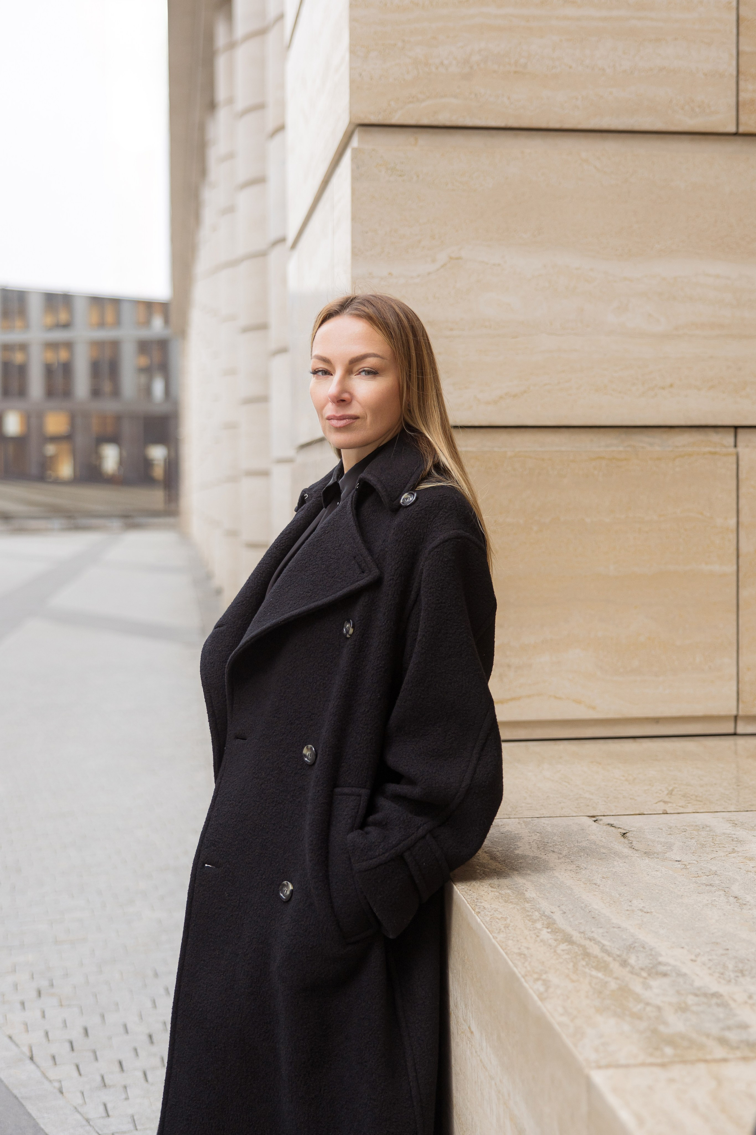 Бизнес-портрет женщины в пальто на улице