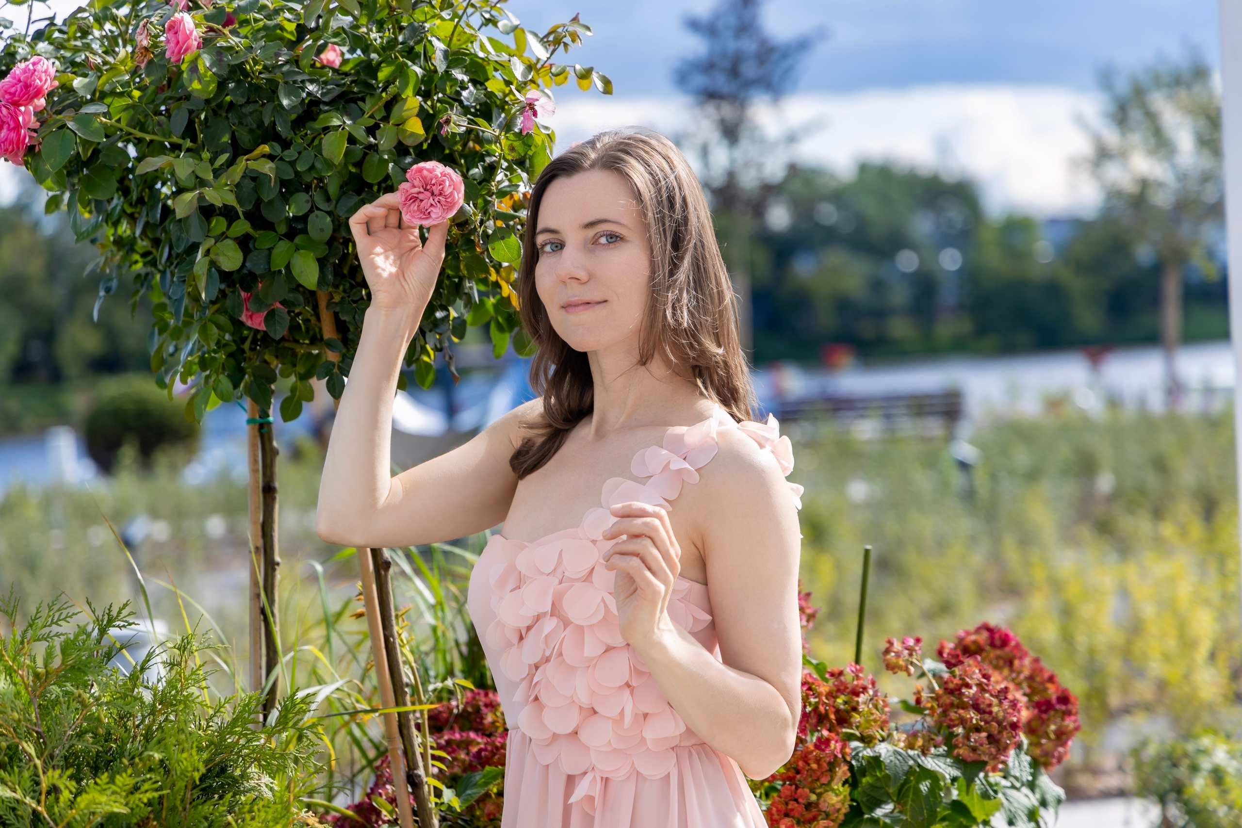 Фотосессия на новой набережной Коломенского: нежность, цветы и вдохновение. Репортажный, семейный и студийный фотограф в Москве Демин Алексей