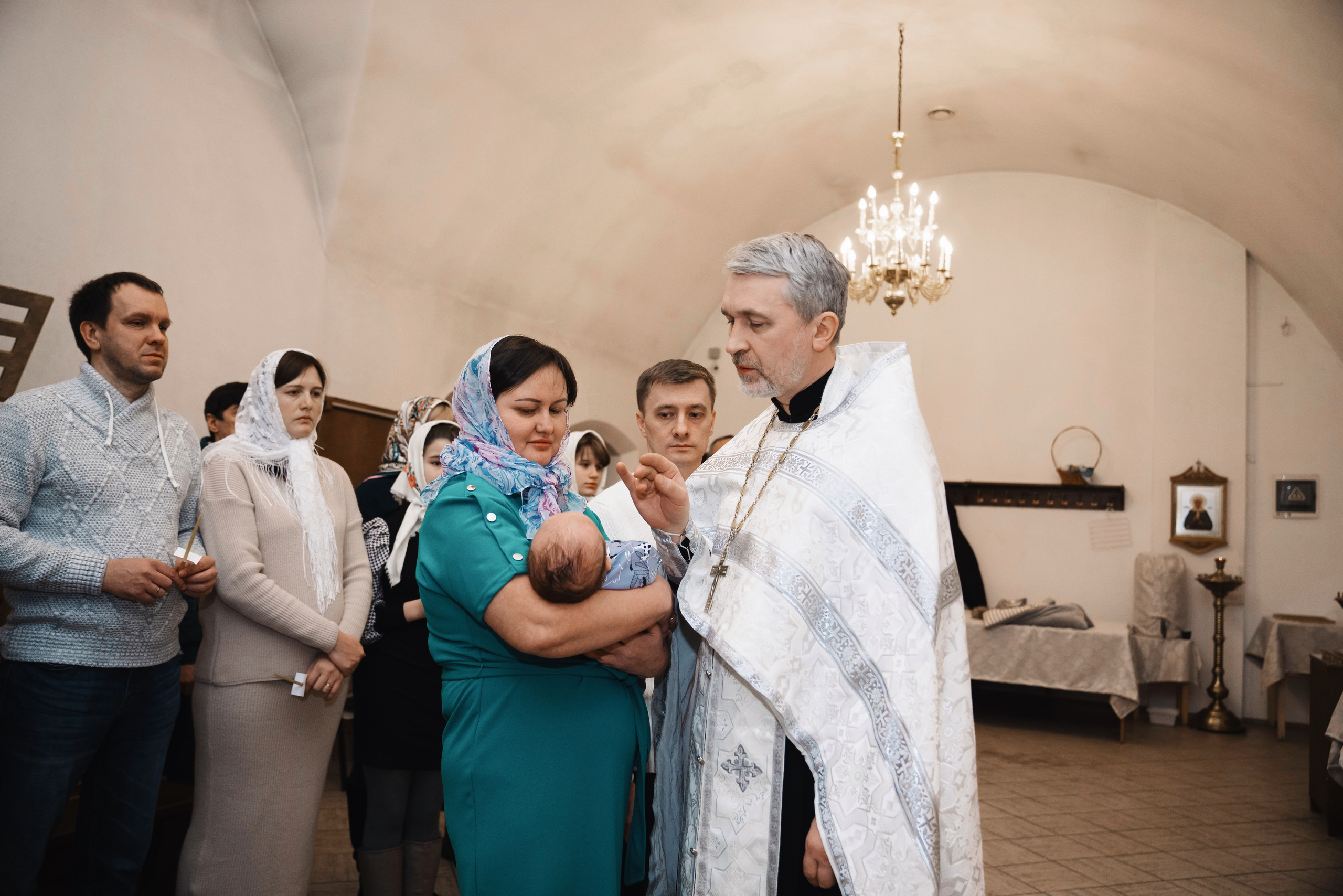 крещение ребёнка - батюшка проводит обряд таинства