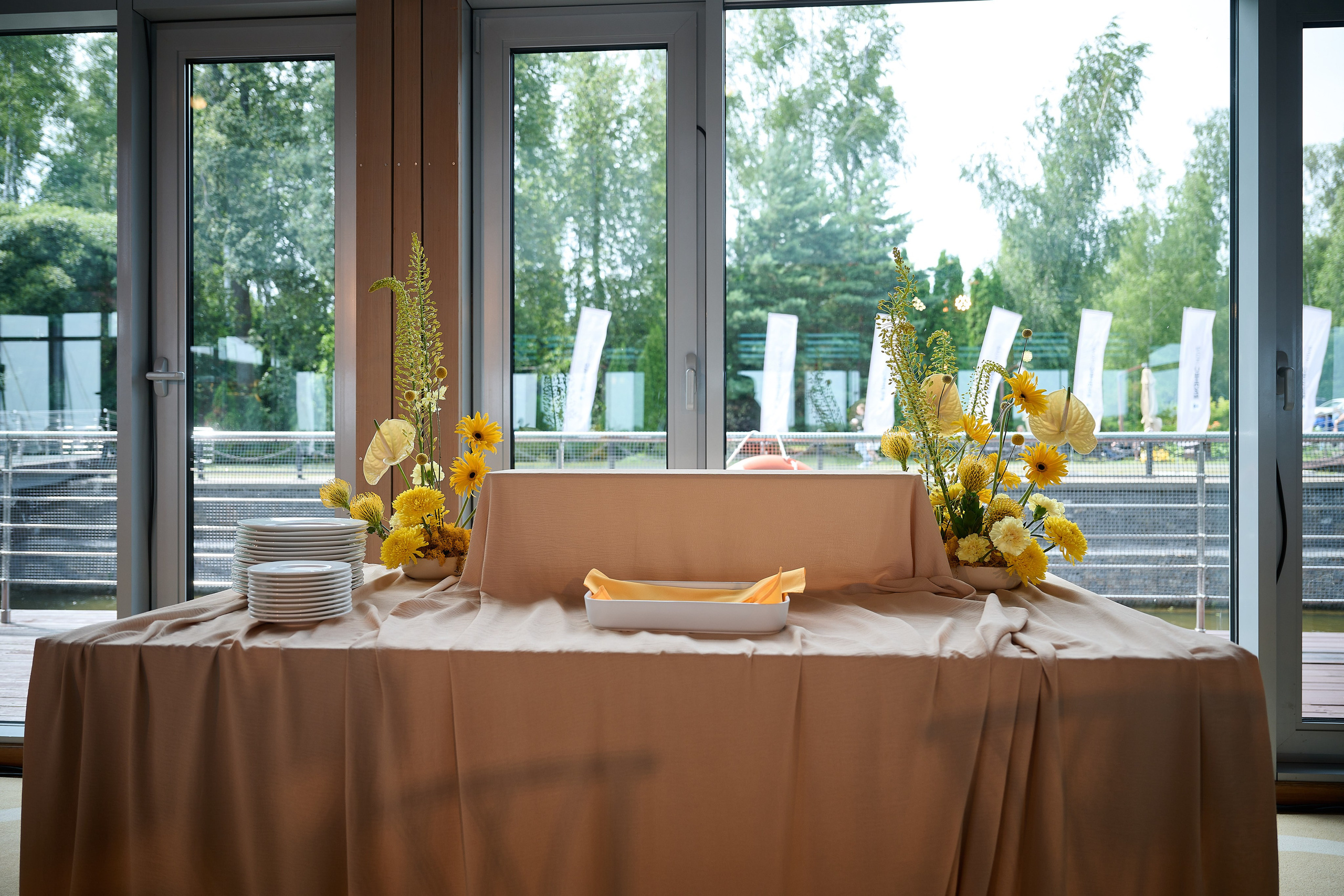 Стилизация фуршетной зоны и банкета на 60 человек для закрытого меропрития одного из крупных банков. Сет-дизайнер и фуд-стилист в Москве Инна Чертова