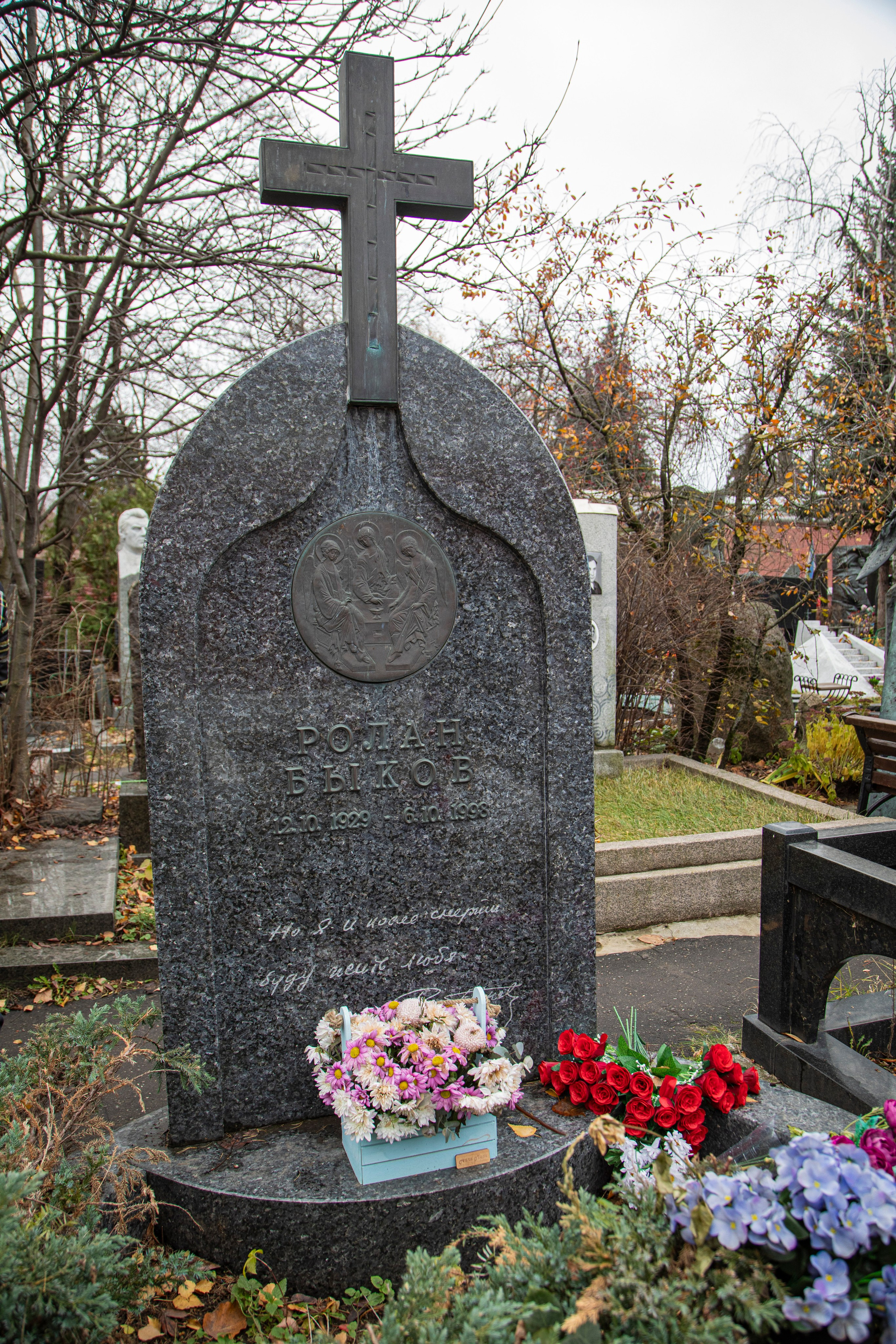 Осенняя прогулка по Новодевичьему кладбищу. Фотограф Сергей Ловкий