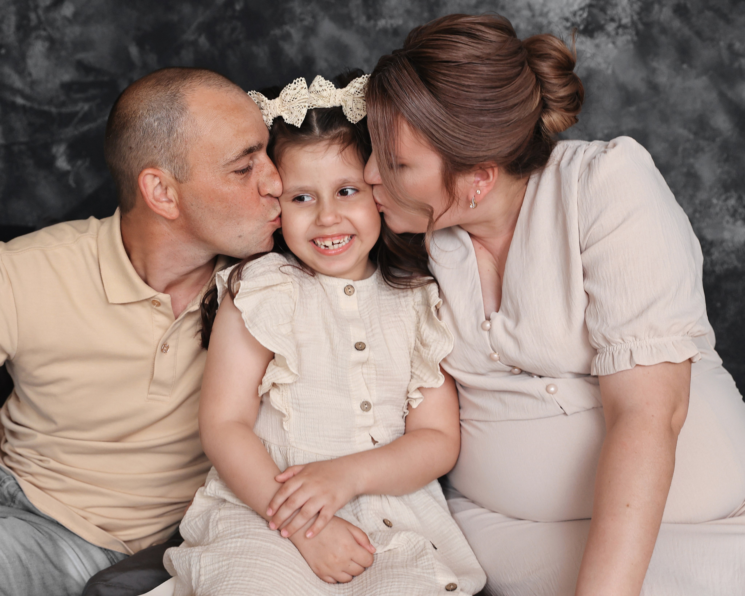 Семейная фотосессия в фотостудии. Марина Соколова. Контентный и семейный фотограф г. Красноярск