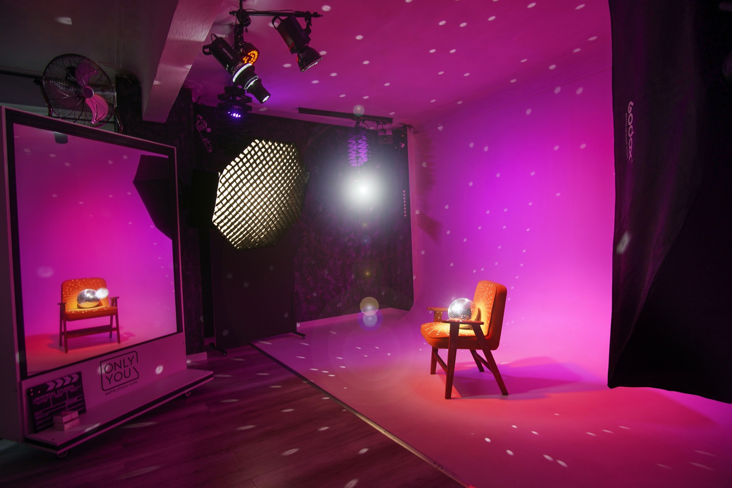 Селфи студия с разными локациями. Студия автопортрета в Кирове. Студия с зеркалом без фотографа