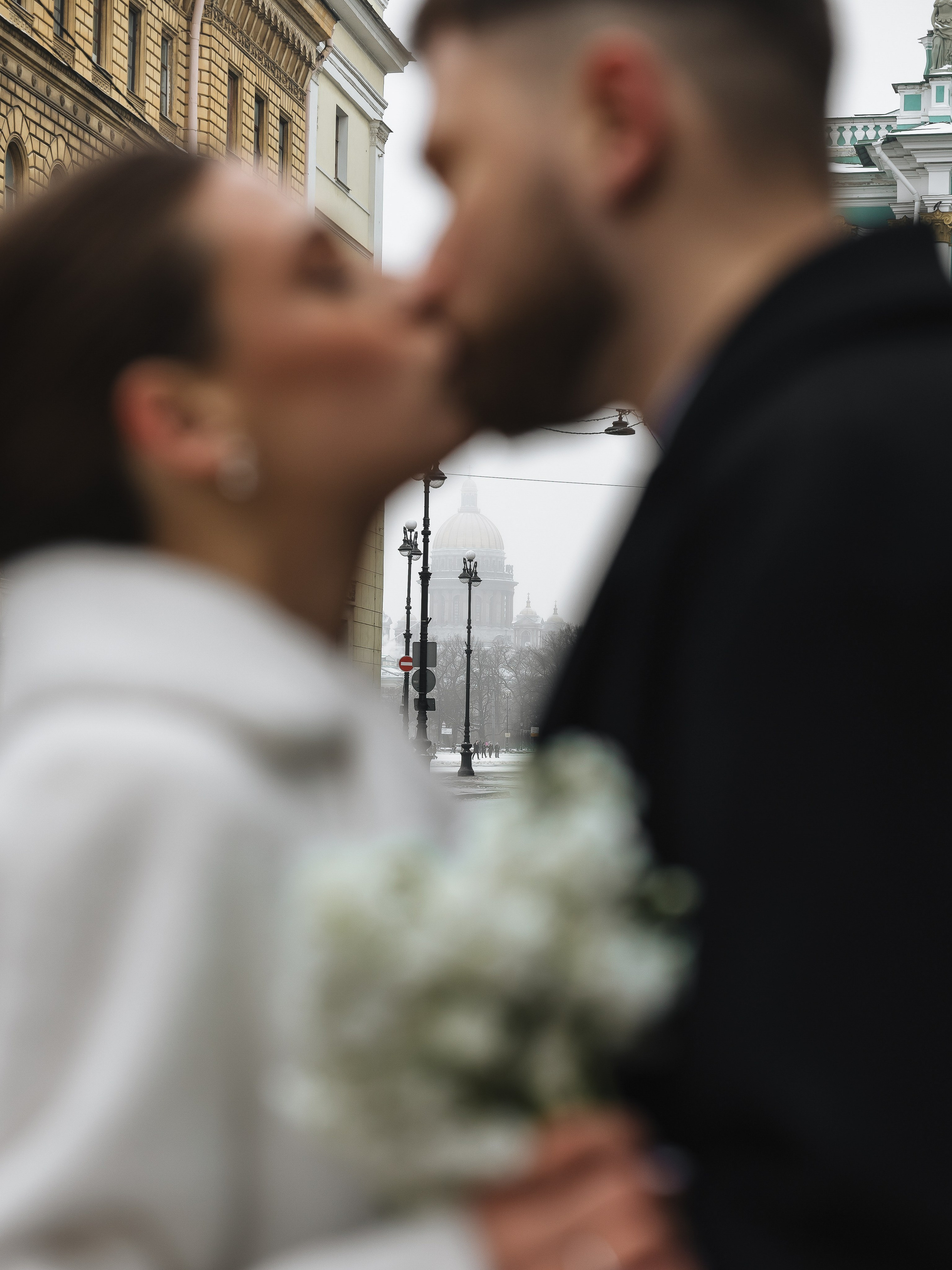 Фотопрогулка по Миллионной улице и Дворцовой площади в Санкт-Петербурге. Зимний дворец, Триумфальная арка, набережная Мойки, Атланты и виды на Неву. Кинематографичные локации для свадебной съёмки в центре города