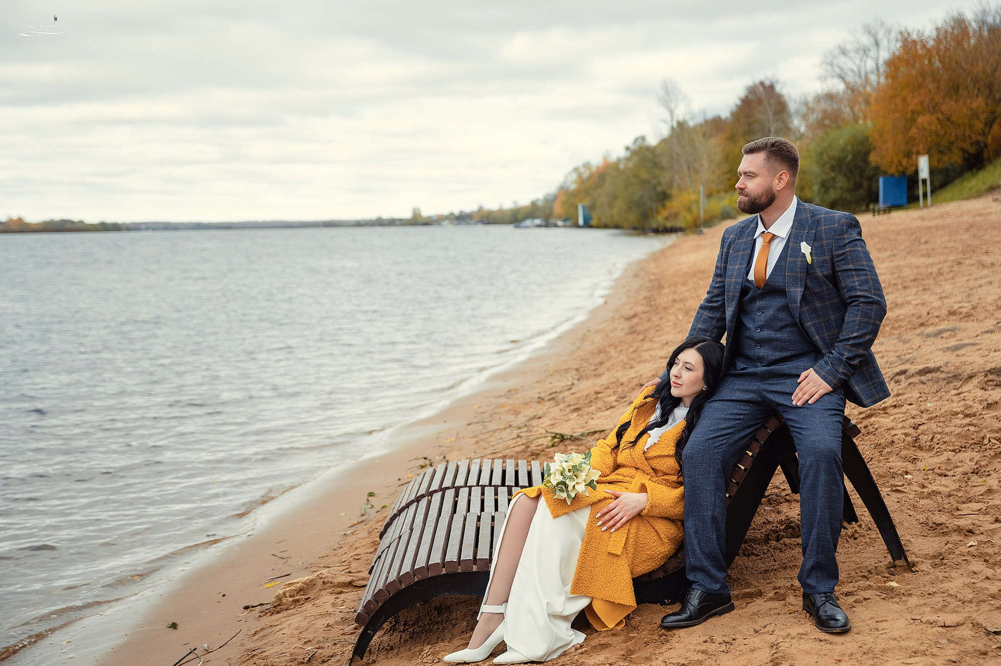 Молодожены на берегу реки