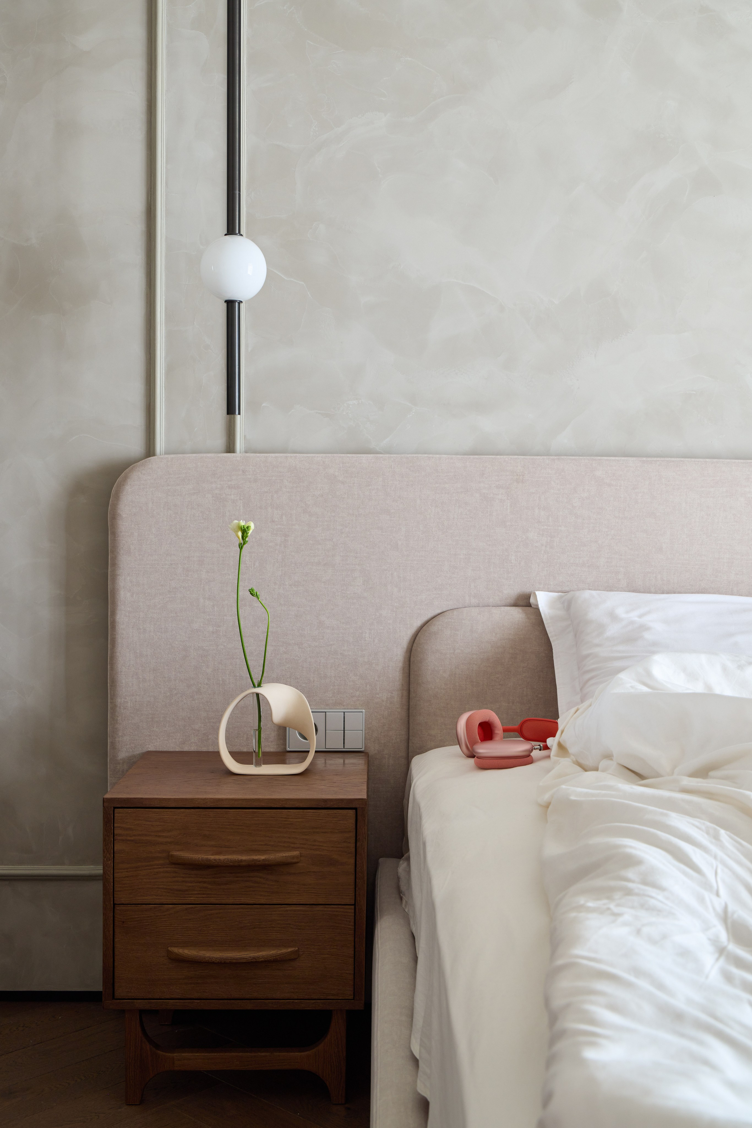 Спальня с нейтральной цветовой палитрой, акцентами из натурального текстиля, дерева, декоративной штукатурки и балконом. Проект от интерьерного дизайнера Ксении Новиковой (ksudsgn), СПб.