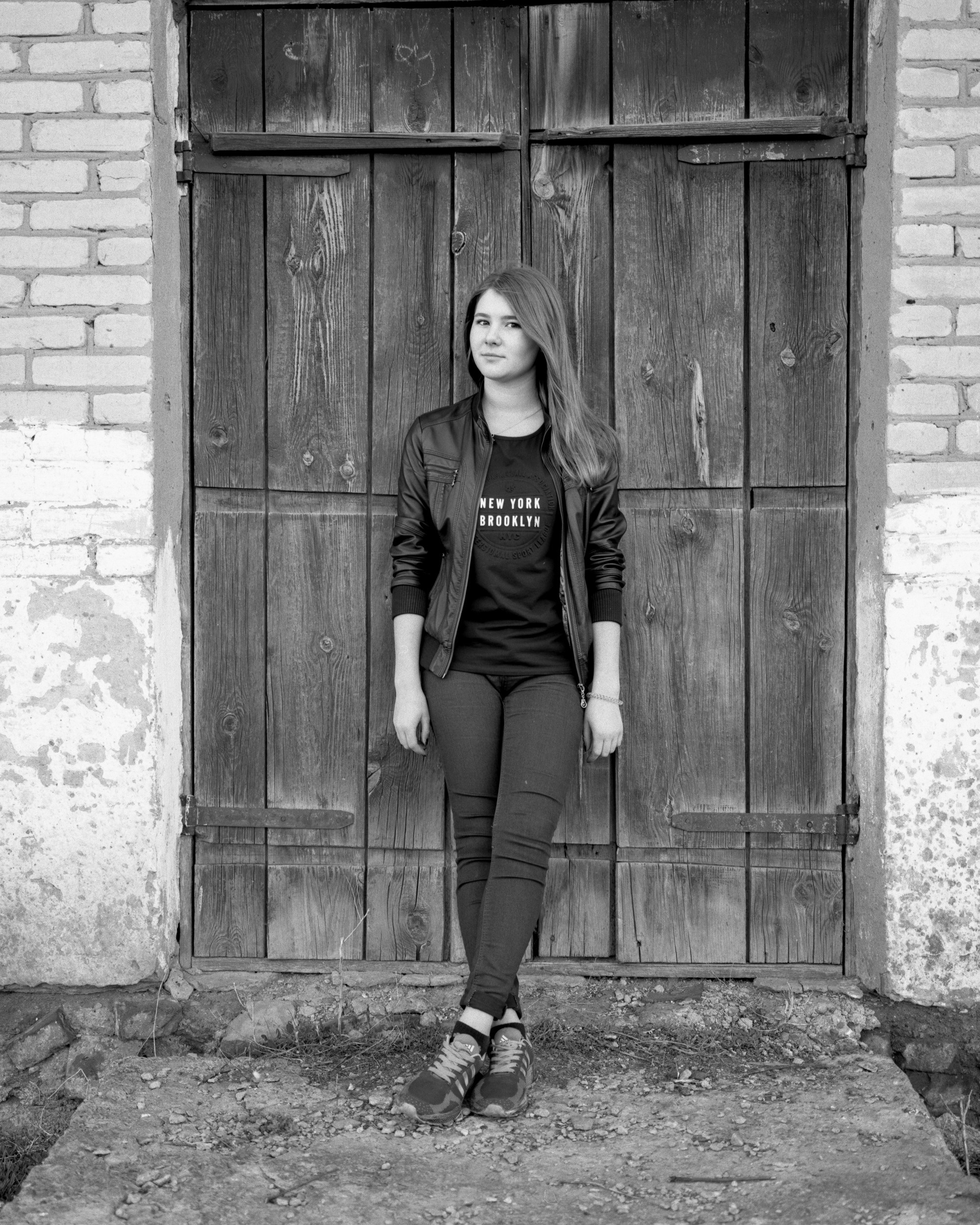 Девочка возле сельского клуба, Татарстан, 2018