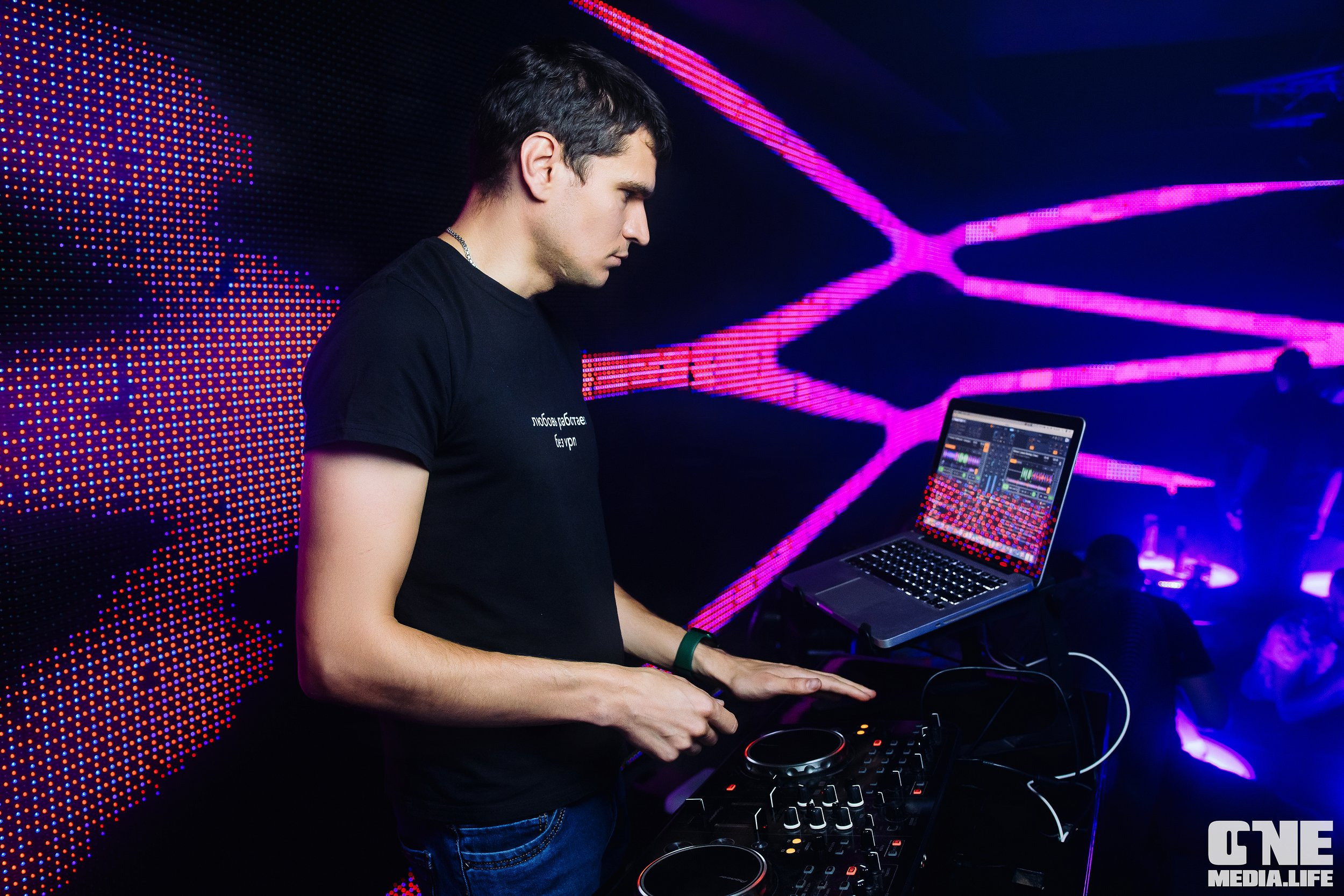 Фоторепортаж из Планеты. One Media Life: фоторепортажи, фотоотчеты с мероприятий и заведений