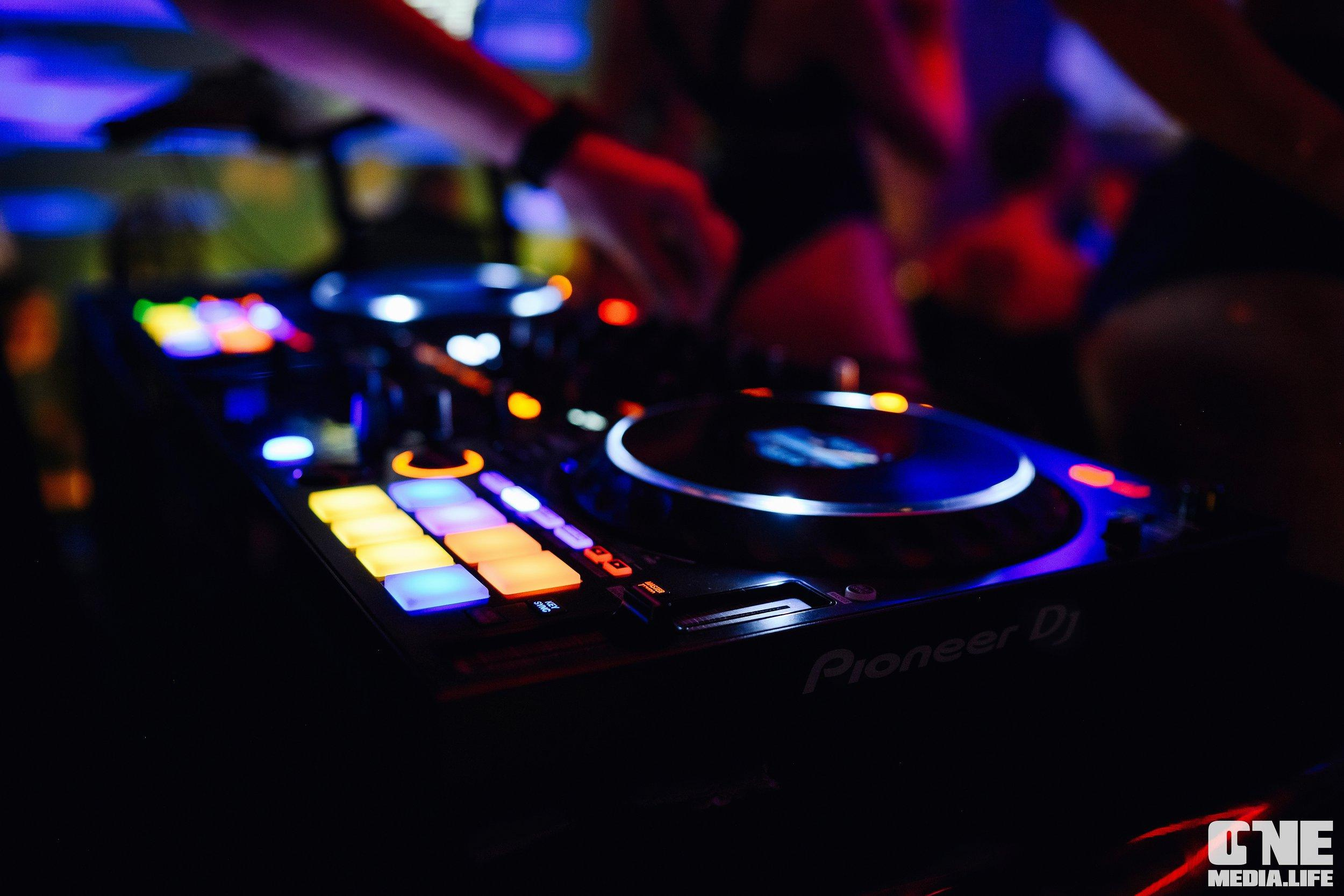 Фоторепортаж из Планеты. One Media Life: фоторепортажи, фотоотчеты с мероприятий и заведений