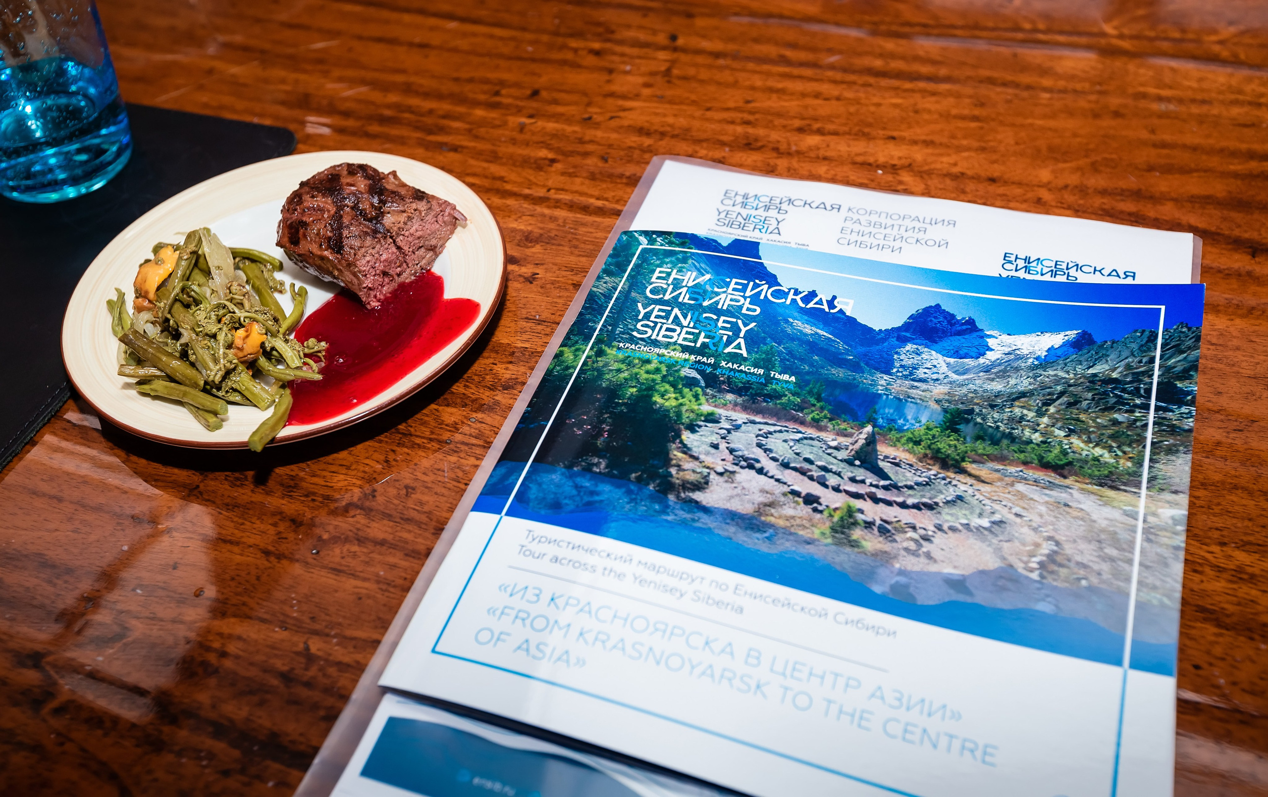 кафе лучший ресторан Красноярска вкусная сибирская кухня гастро тур путешествие где вкусно поесть мясо стейк изысканный вкус ресторан Хозяин тайги атмосферный интерьер Енисейская сибирь