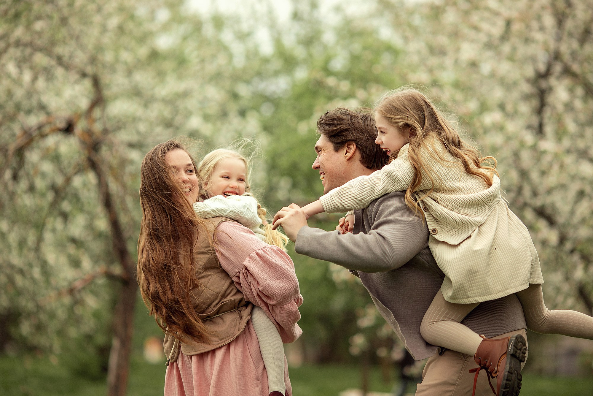 Искренняя семейная фотоистория в цветущем саду. Tatyana Nadezhdina Family photographer