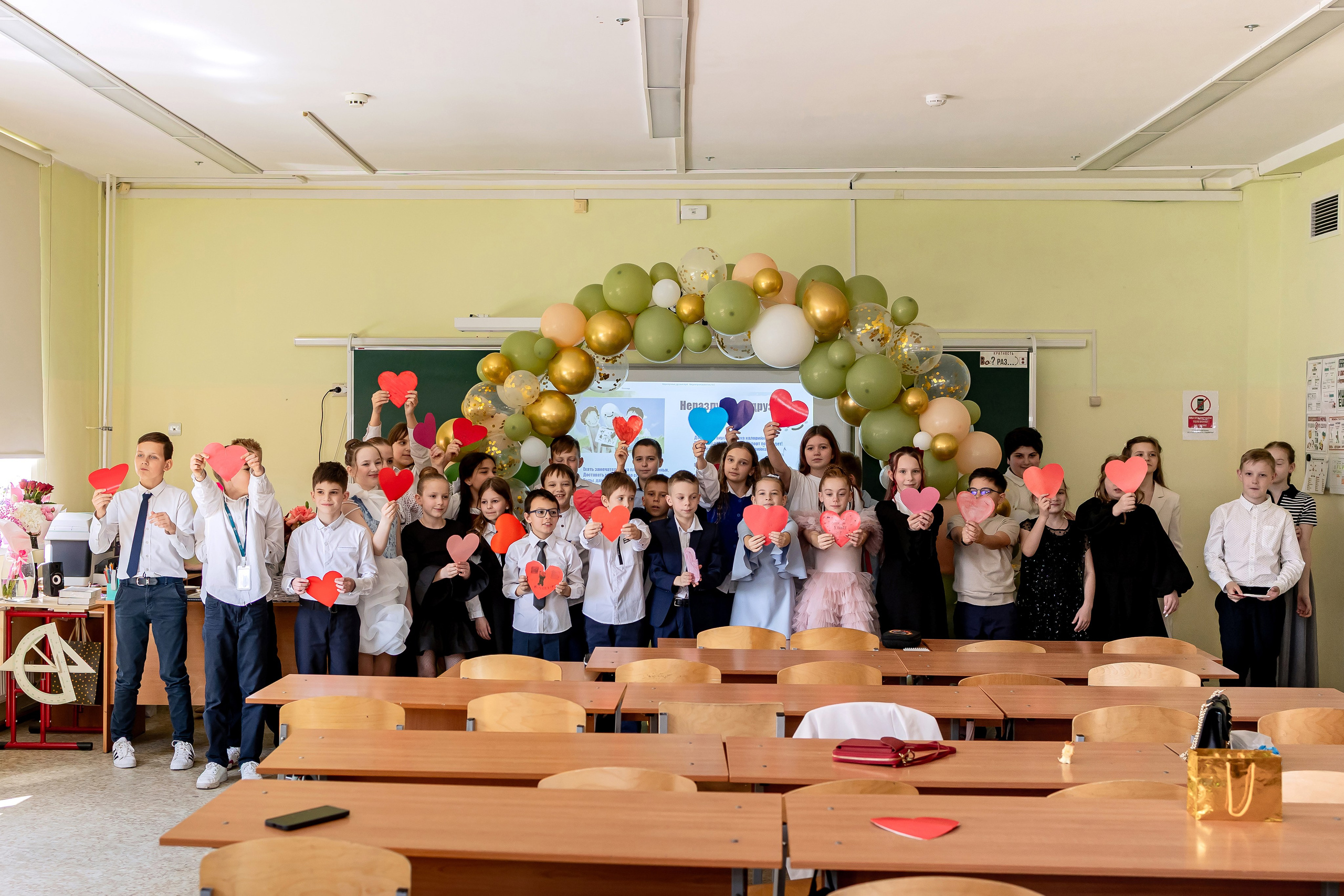 Выпускной в начальной школе в классе. Фотограф и видеограф Москва. Свадебный фотограф, видеограф. Выпускные альбомы. Оживающие альбомы