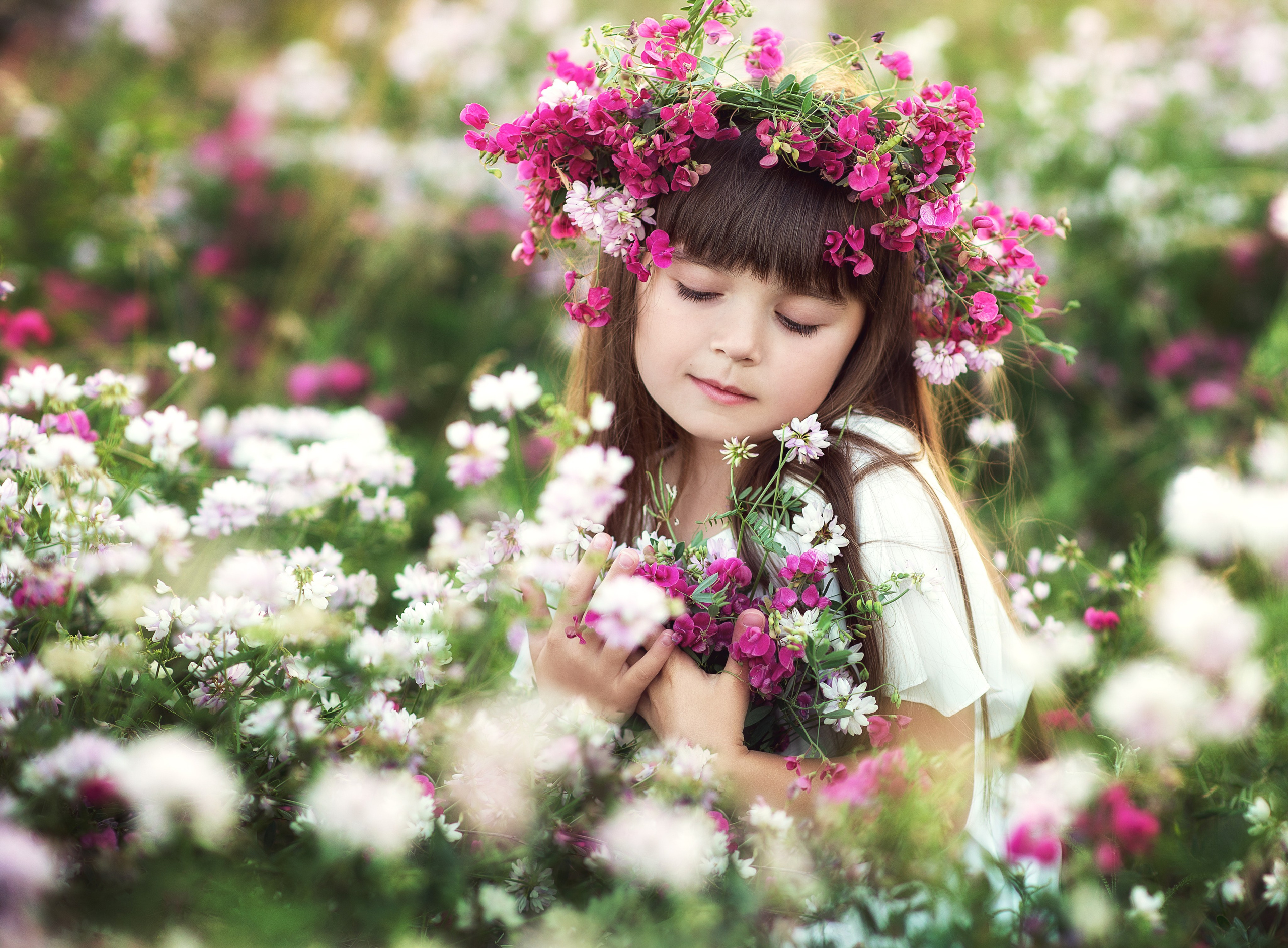Детская фотосессия на природе, девочка в цветах