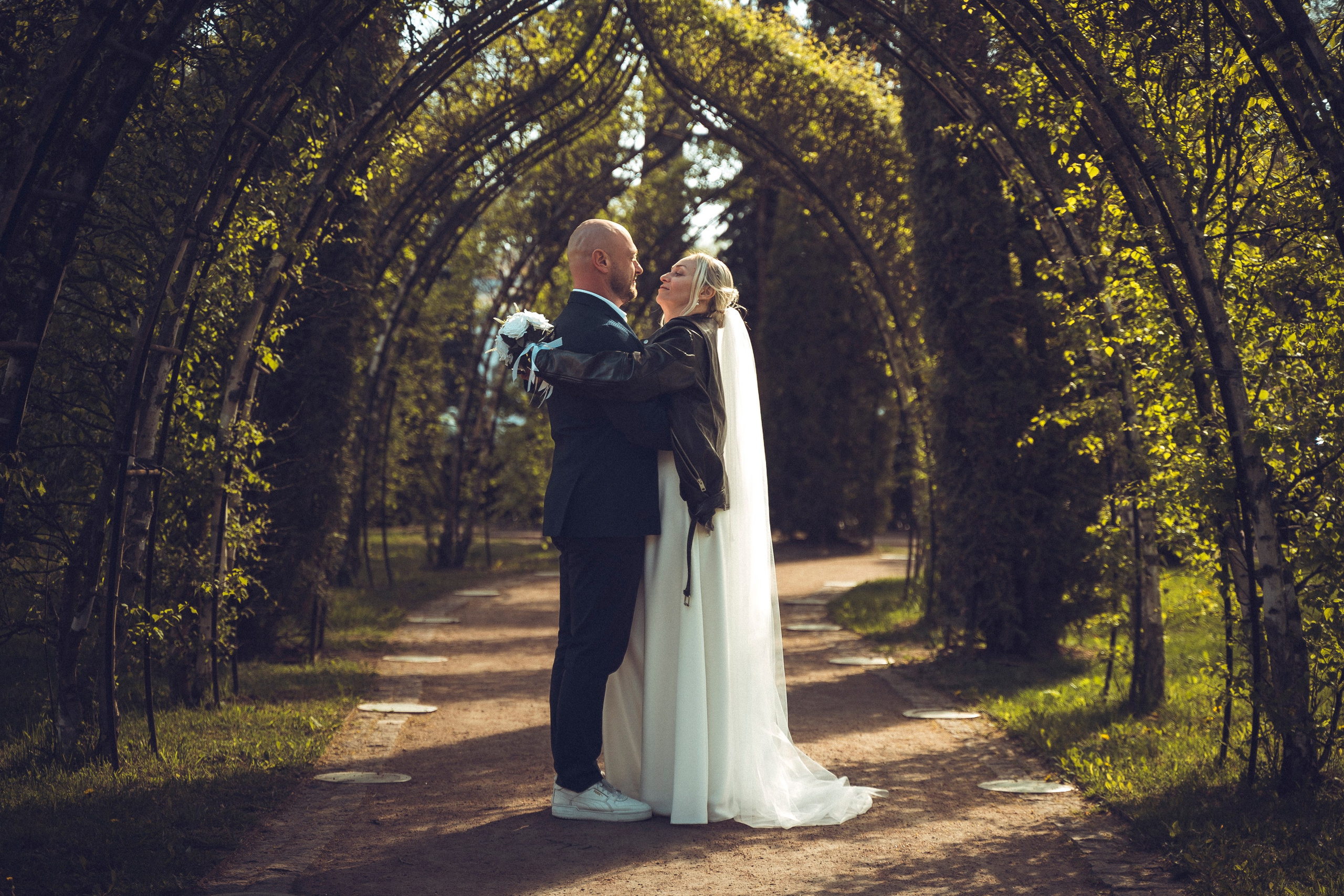 Пара молодожёнов в арке у танцующего фонтана Петергоф