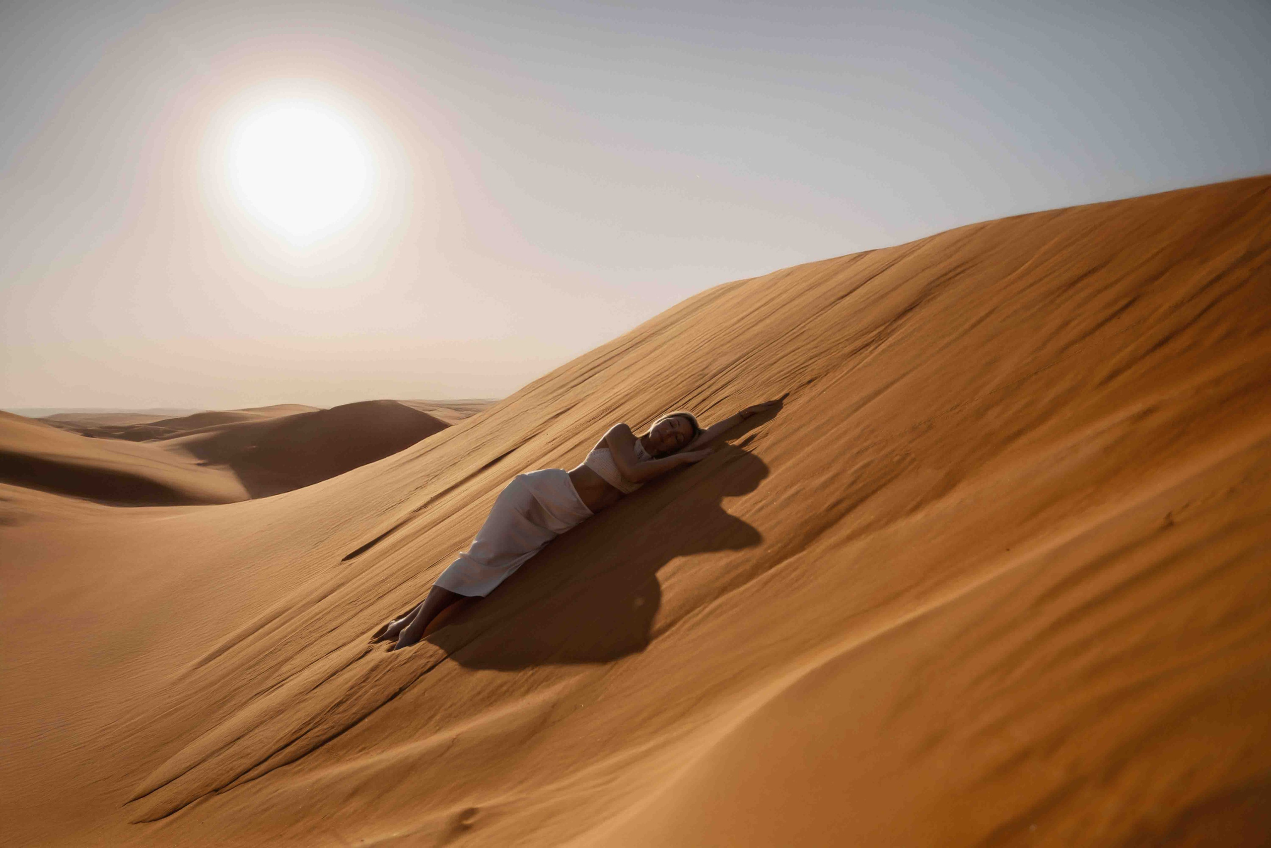 Фотосессия в пустыне ОАЭ с трансфером, выезд из Абу-Даби, Дубая, Фуджейры и других эмиратов. Дорога до пустыни занимает около 1 часа.