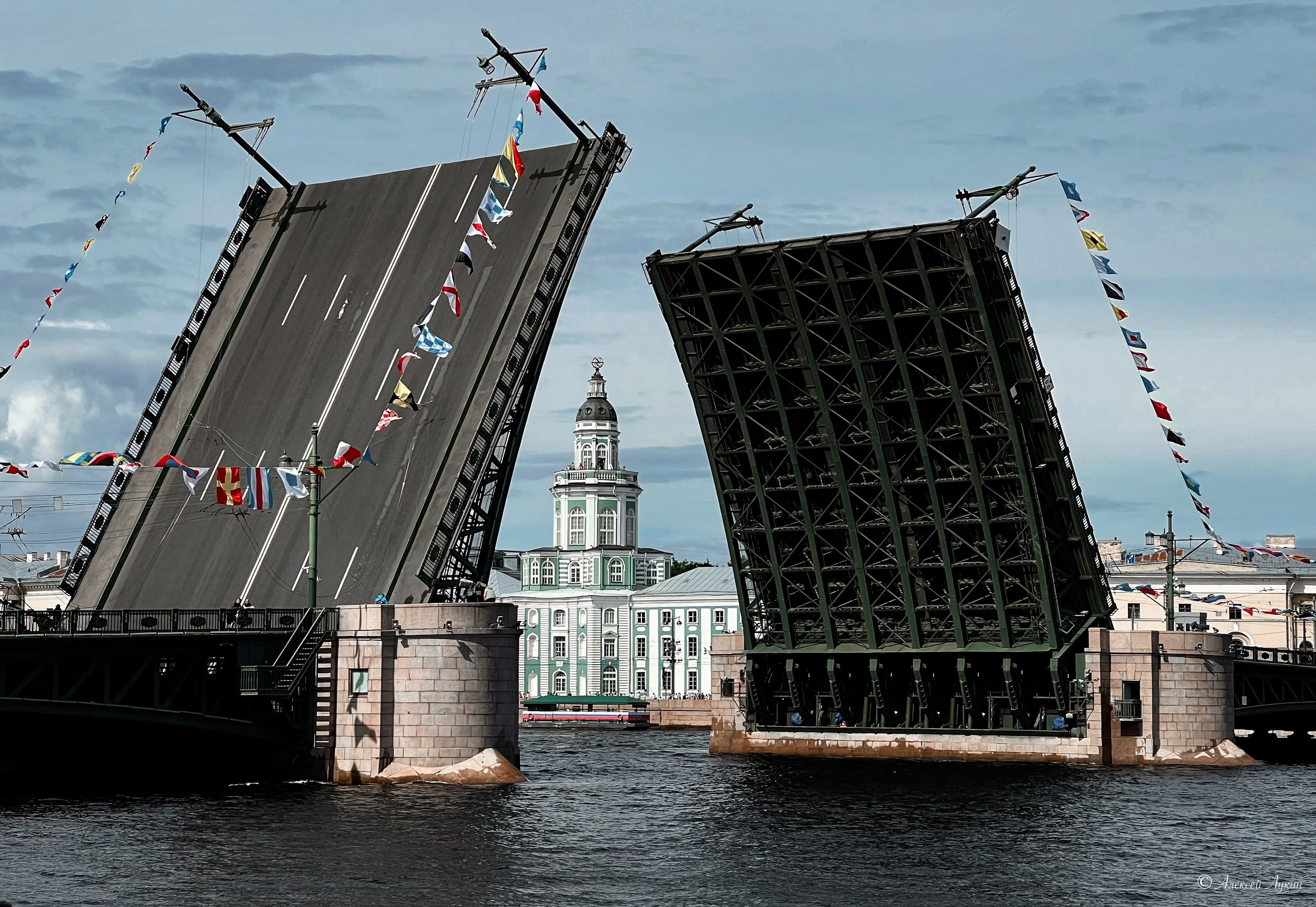 Фотографии Санкт-Петербурга на телефон. Фотограф Алексей Лукин. Профессиональная фотосъёмка в Санкт-Петербурге. Обработка и Ретушь фотографий