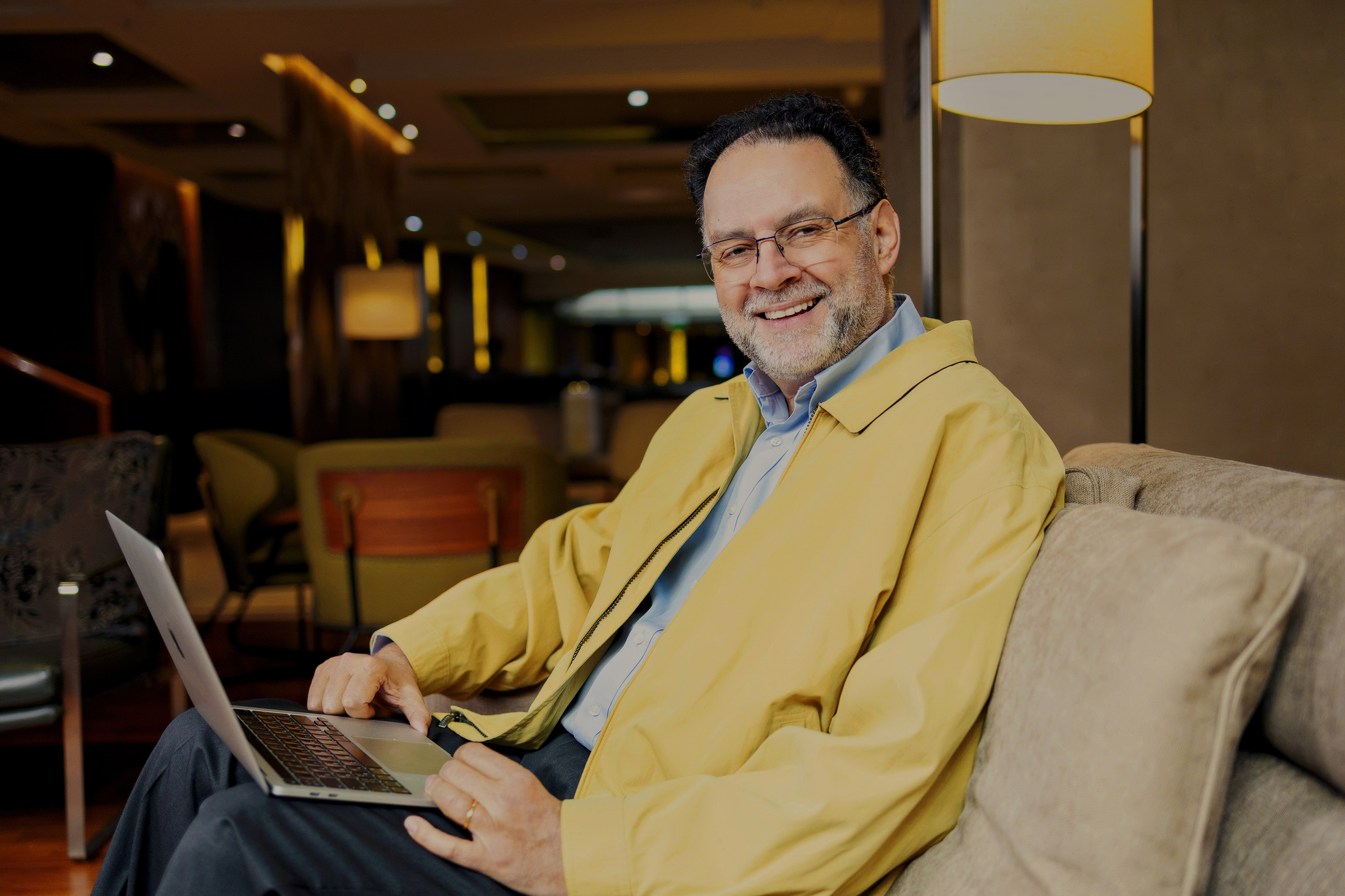 Fotografía Corporativa y Retratos Profesionales en Santiago, Chile. Retrato formal. Fotos Profesionales para LinkedIn, Empresas. Fotógrafa en Santiago, Chile | Julia Zalnova