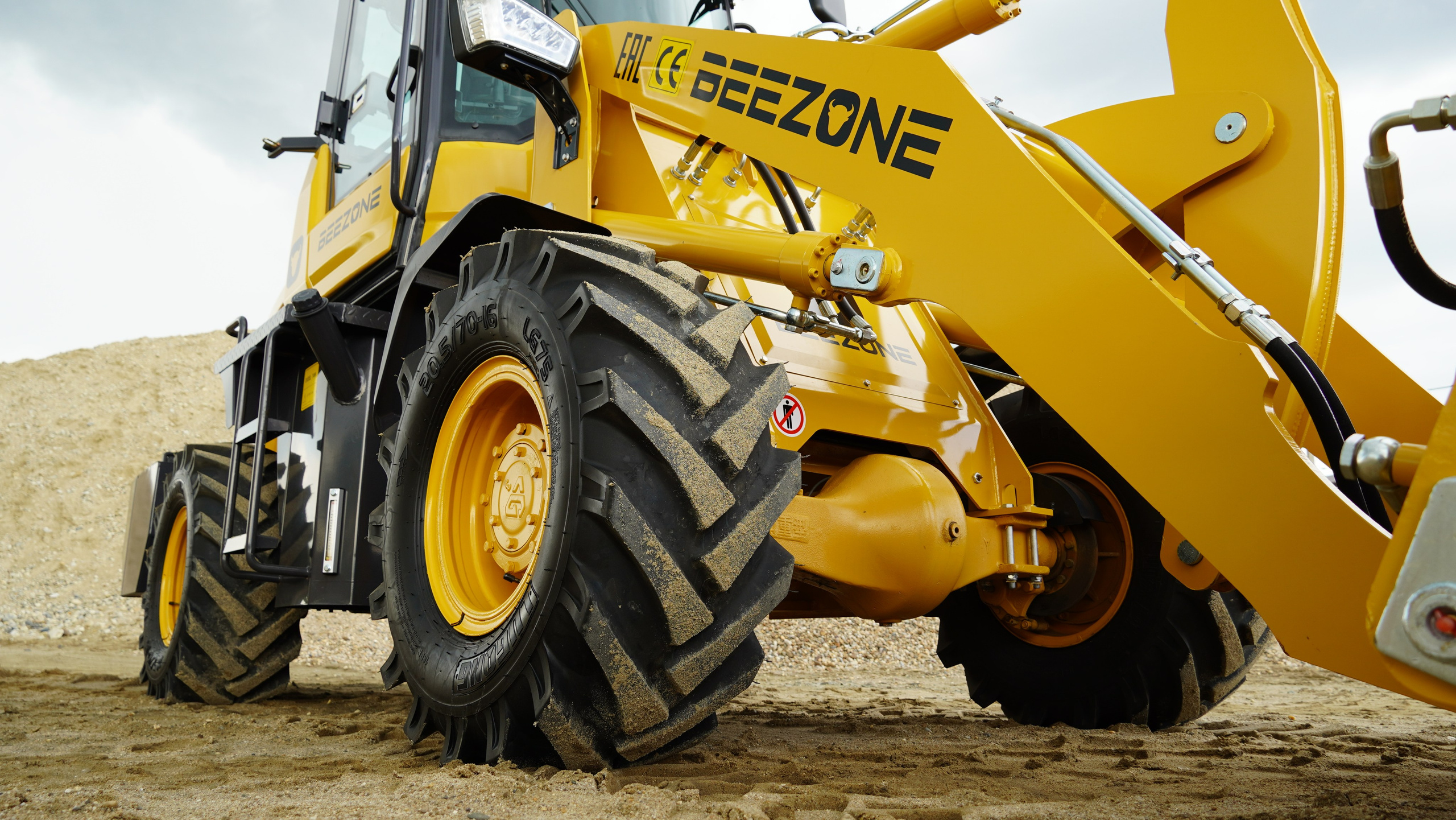 Фото фронт.погр. Beezone 916. Продажа и обслуживание грузовой техники и спецтехники в г. Новосибирск компания СТИ