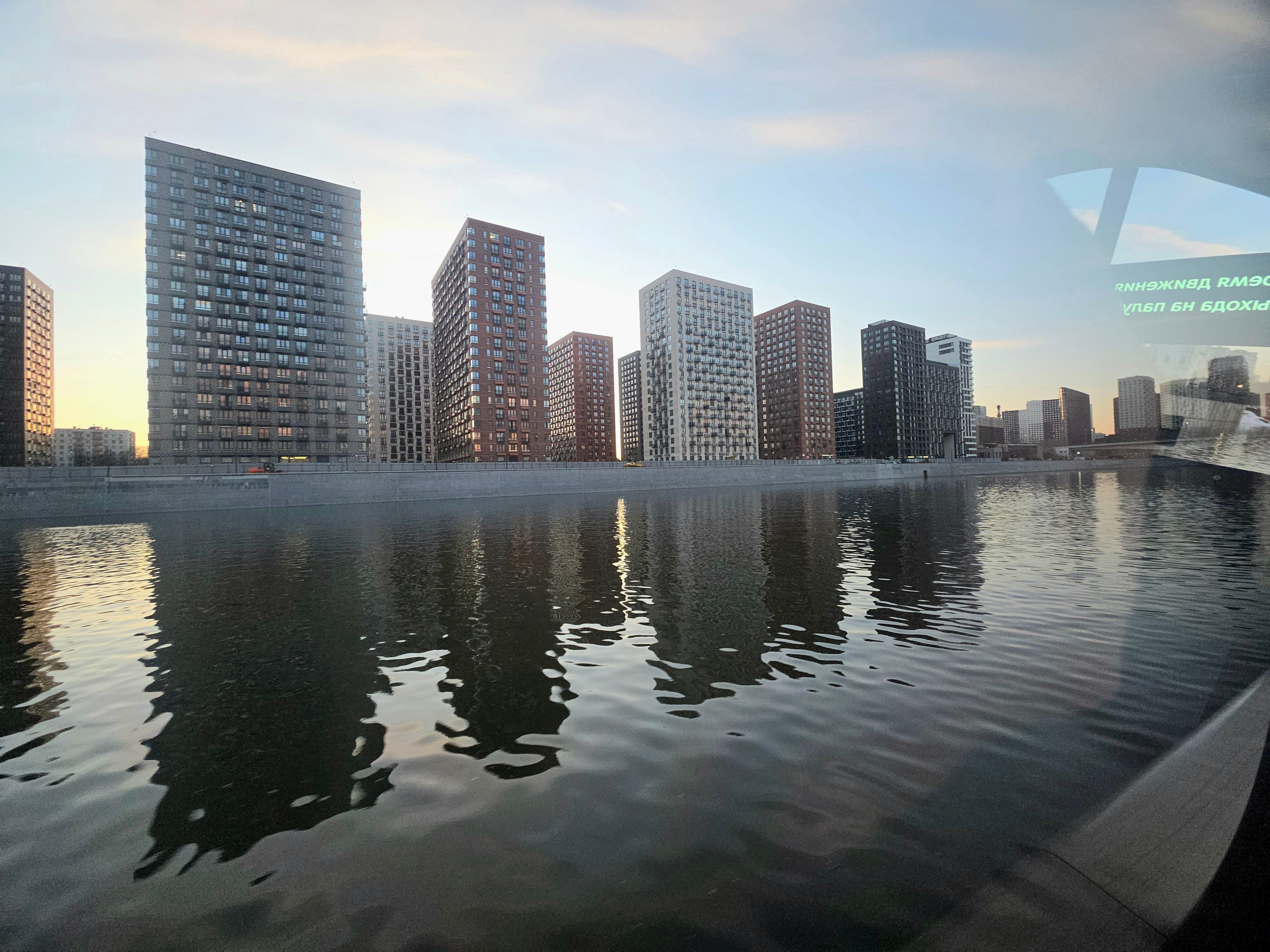 По берегам новые кварталы жилых новостроек