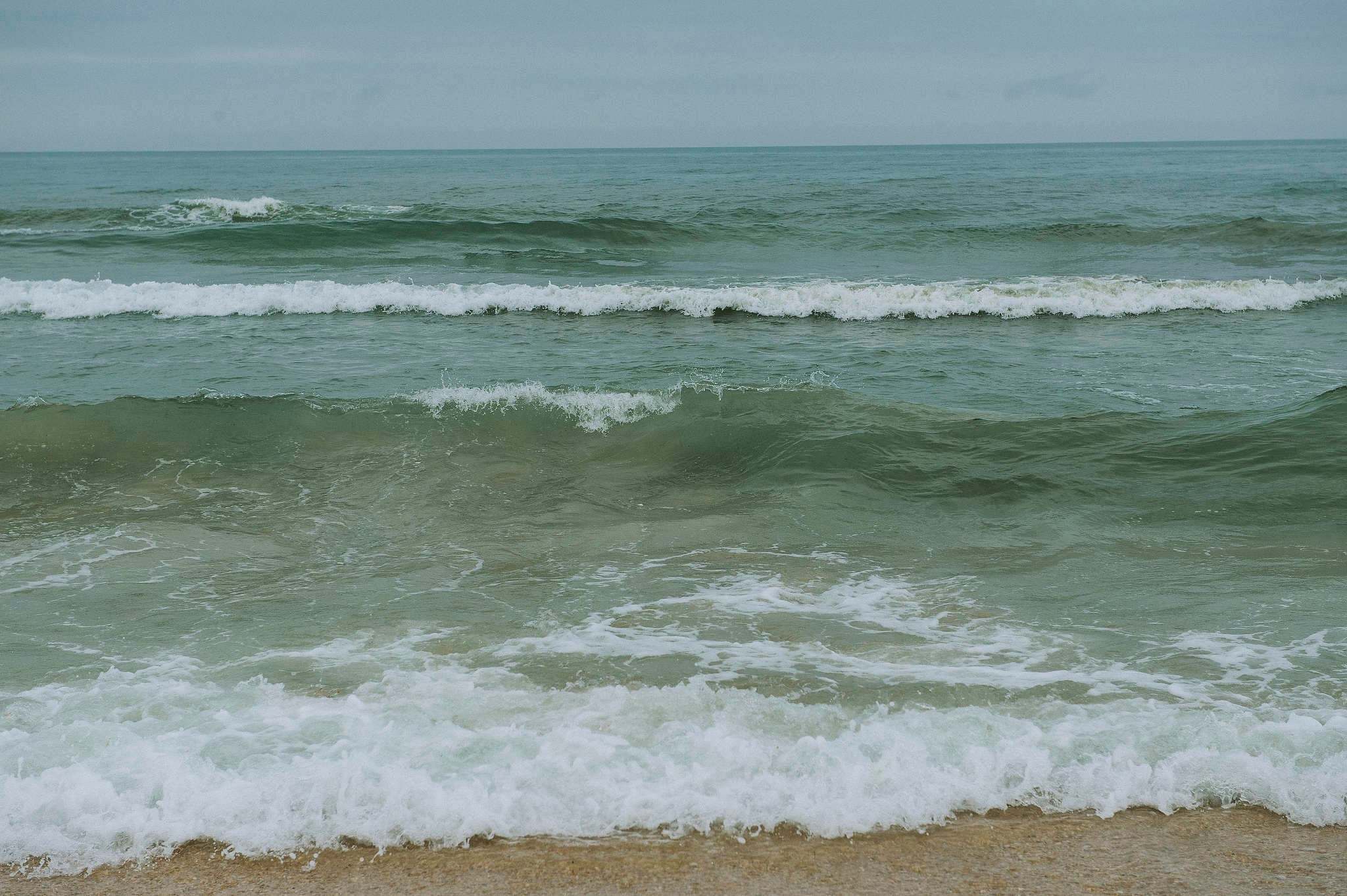 Волны на Черном море около Анапы после разлива мазута