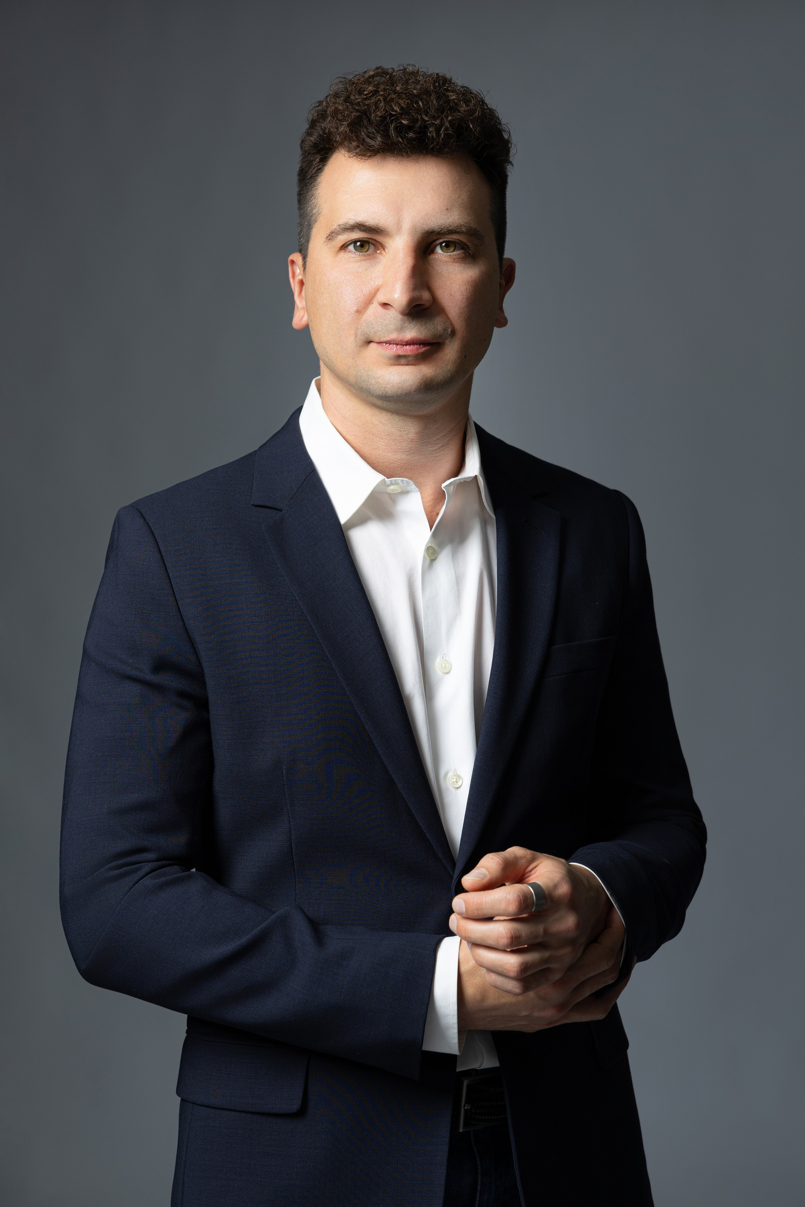 Портрет мужчины с деловой фотосессии