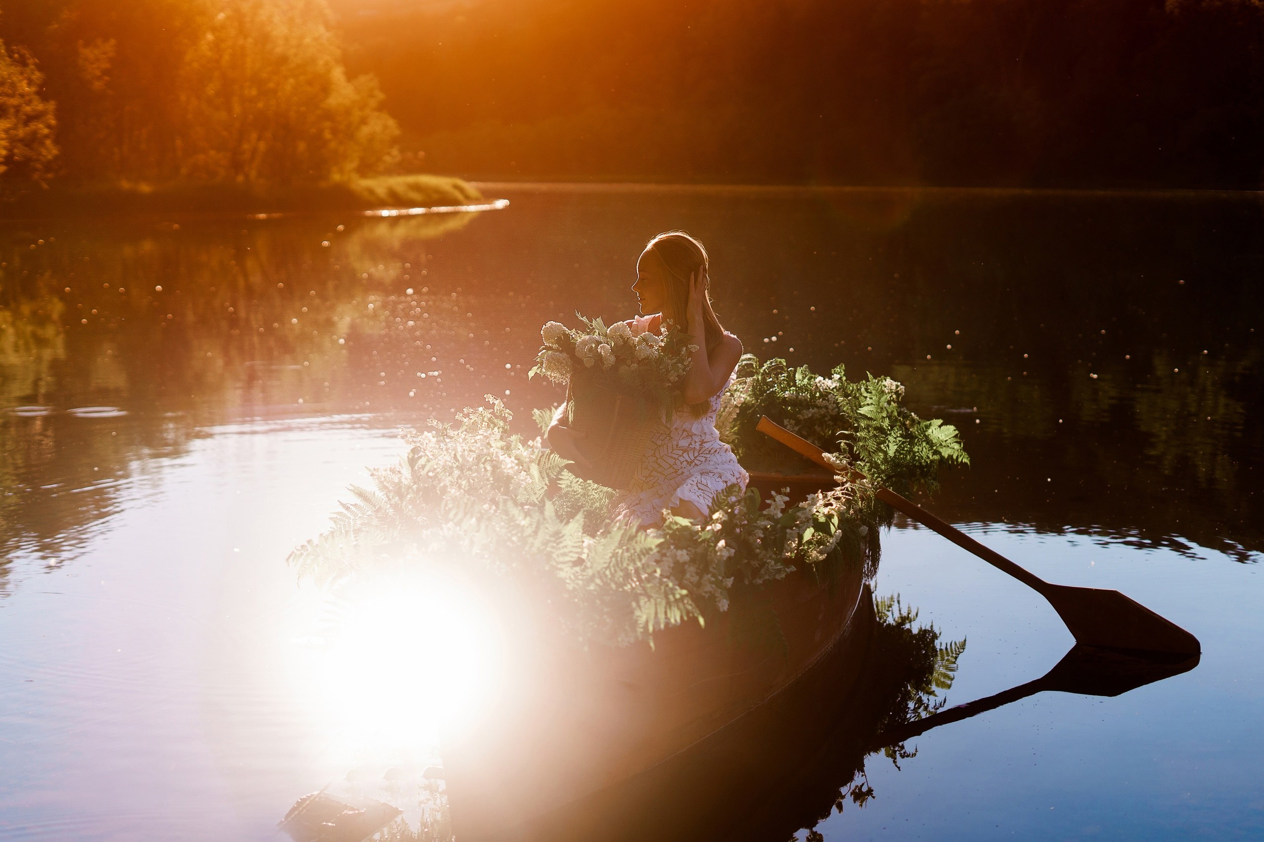 Фотопроекты на лодке с цветами в Красноярске. Фотографы Харины Иван и Светлана Красноярск