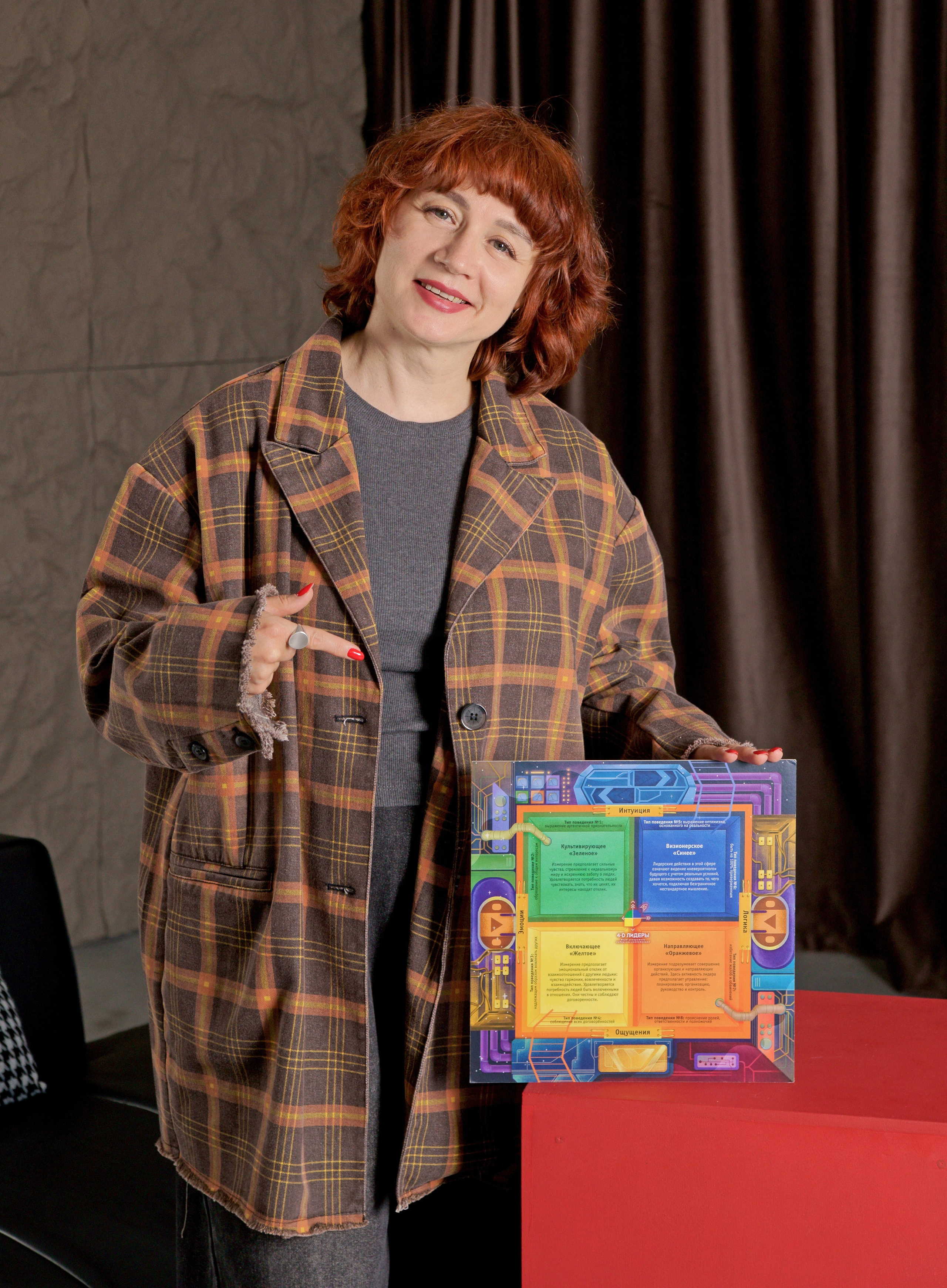 Контент съемка - женщина стоя с инвентарем