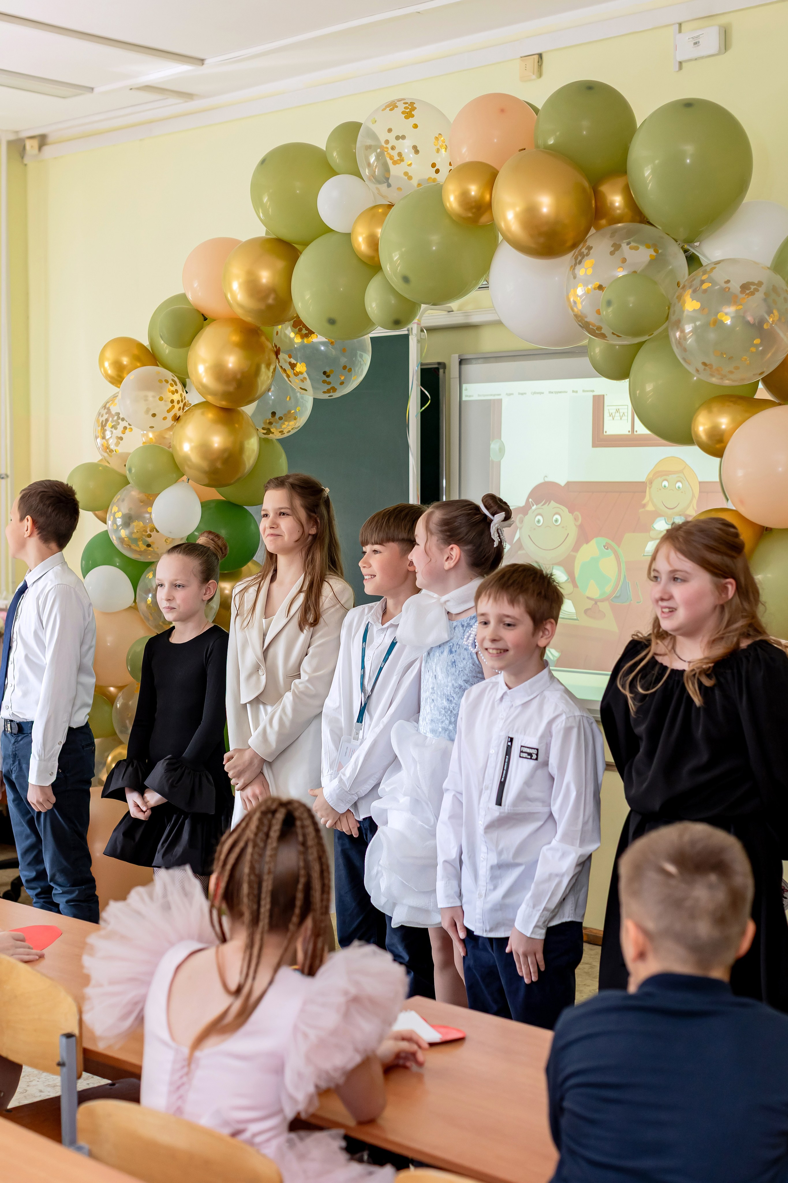 Выпускной в начальной школе в классе. Фотограф и видеограф Москва. Свадебный фотограф, видеограф. Выпускные альбомы. Оживающие альбомы