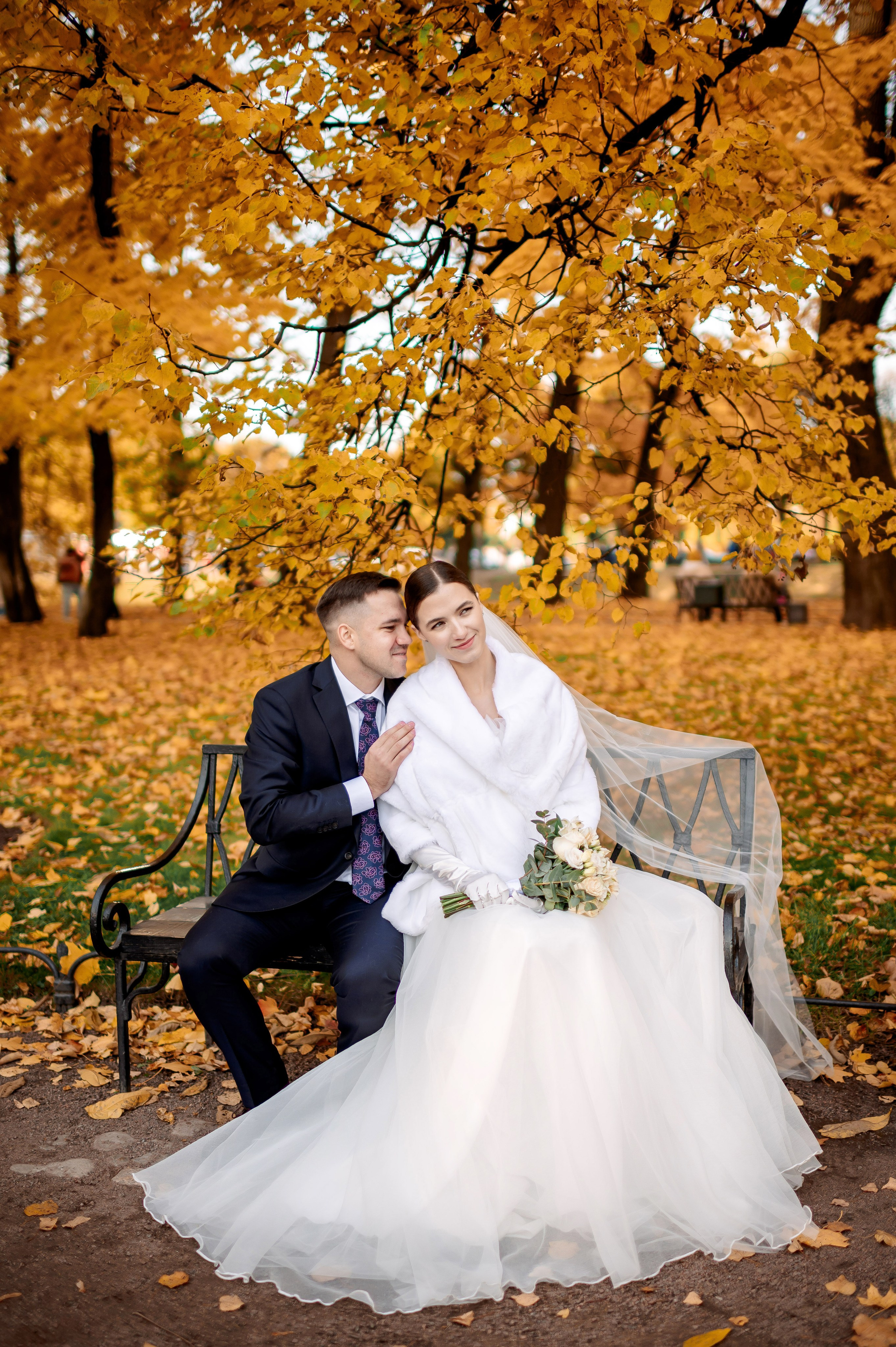 Осенняя великолепная свадебная прогулка жениха и невесты в октябре в Санкт-Петербурге в Михайловском парке и у Атлантов на Миллионной улице. Портретный, семейный и свадебный фотограф в Санкт-Петербурге и в Пушкине Ширяев Денис