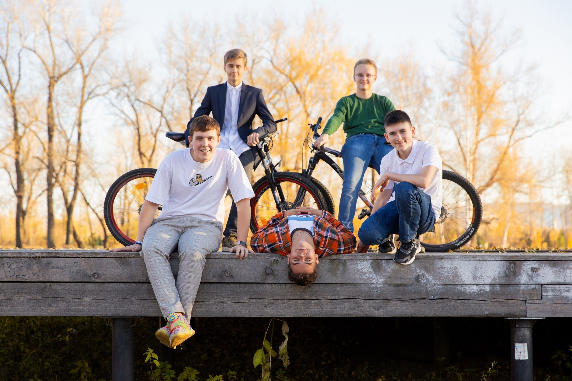 Идеи для школьной фотосессии осенью: 9 и 11 класс. СИГМА | Студия выпускных альбомов Красноярск