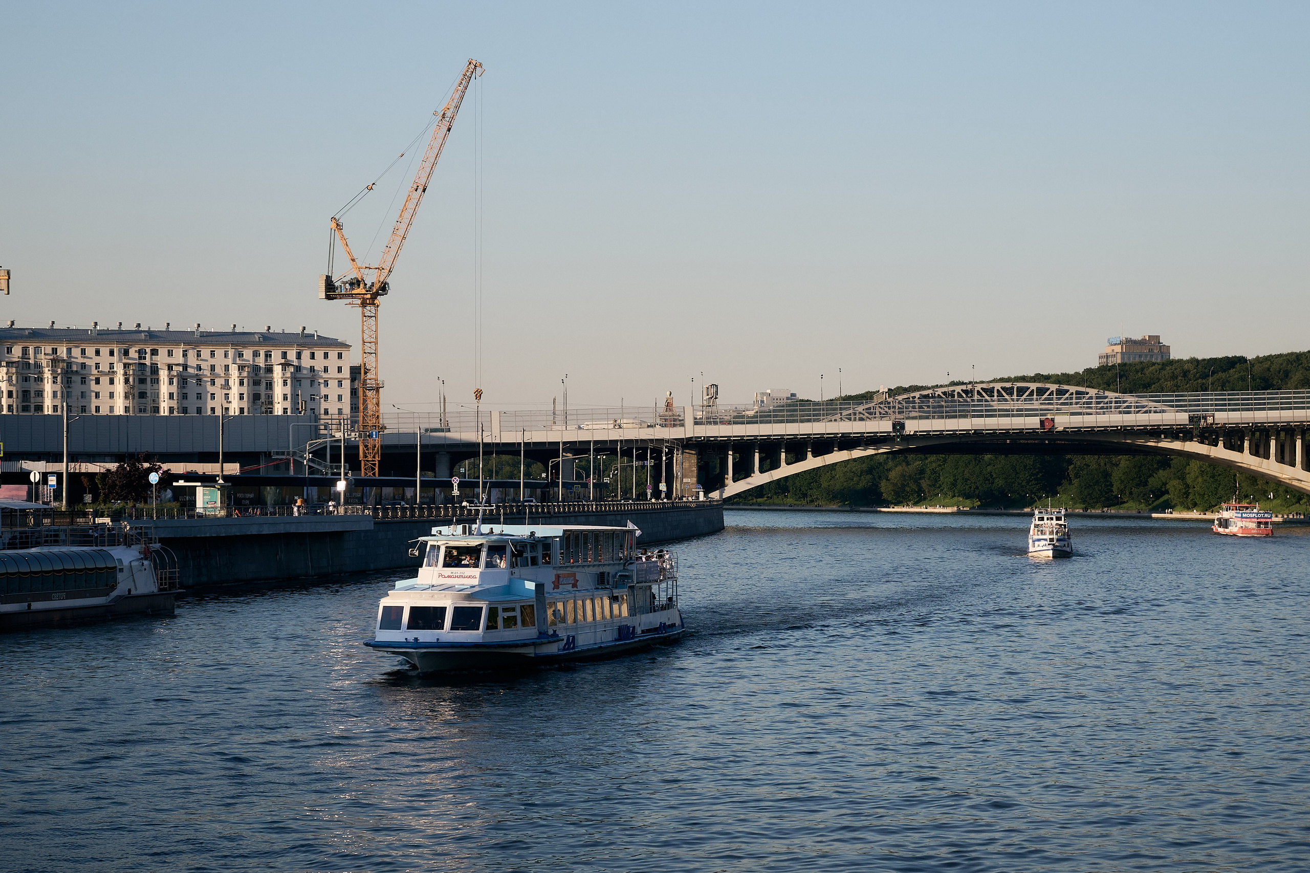 Кораблики на Москва-реке. Лето 2024 в Москве. Фотограф Роман Адлер.
