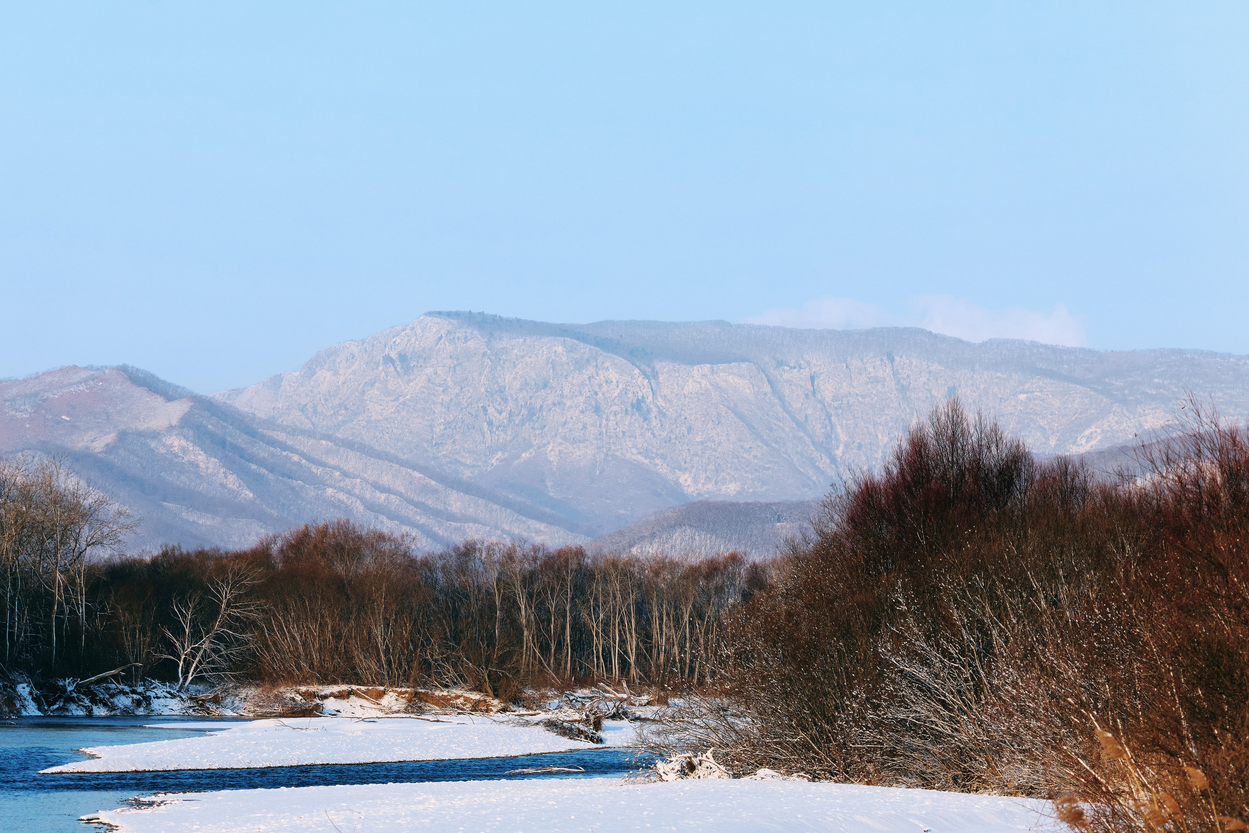Пример фото с сопкой Чандолаз, зимним лесом и рекой на 135 мм объектив