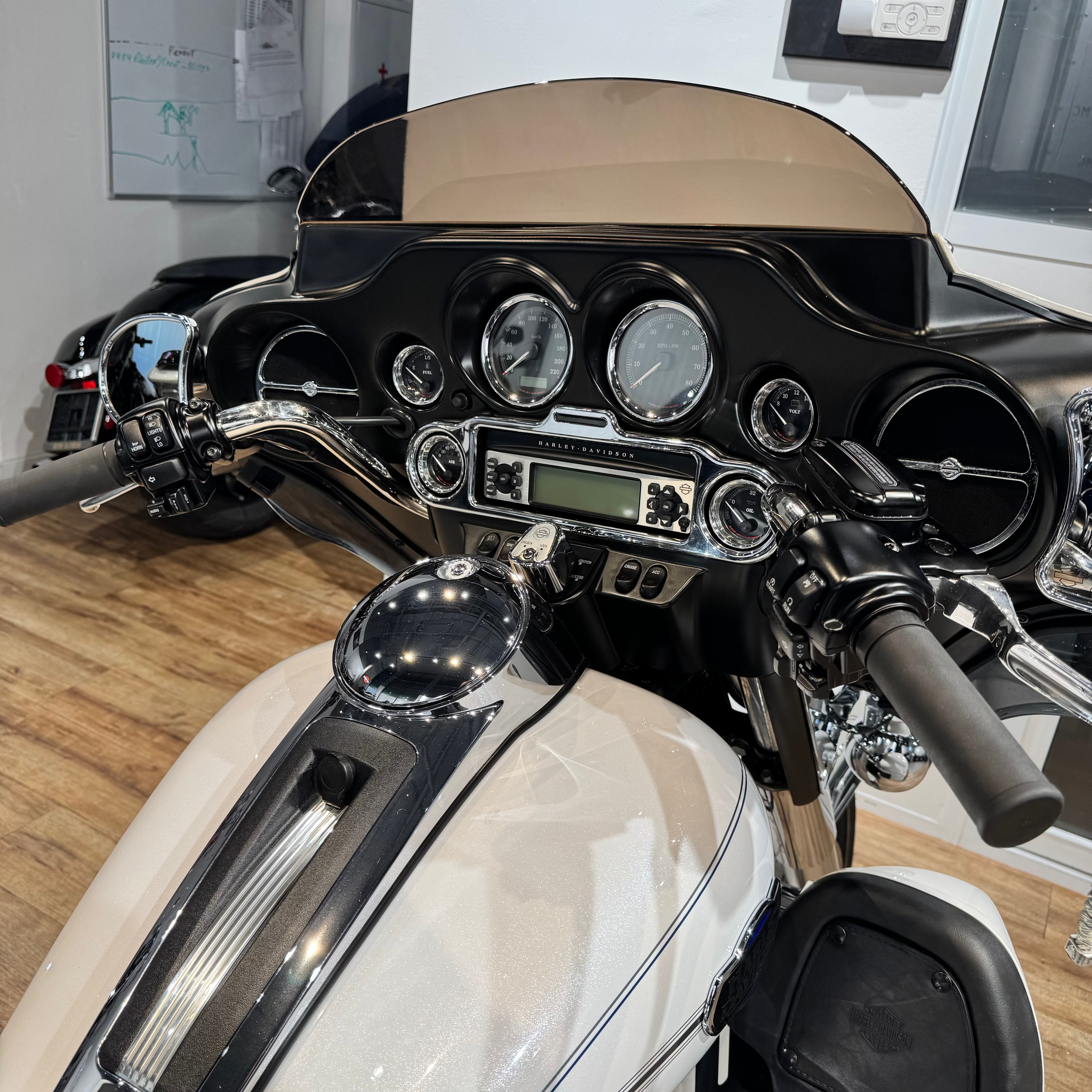 Мотоциклы Harley-Davidson 103 Electra Glide Ultra ABS (Touring) — купить мотоцикл. Hello Davidson, Москва. Только хорошие мотоциклы…