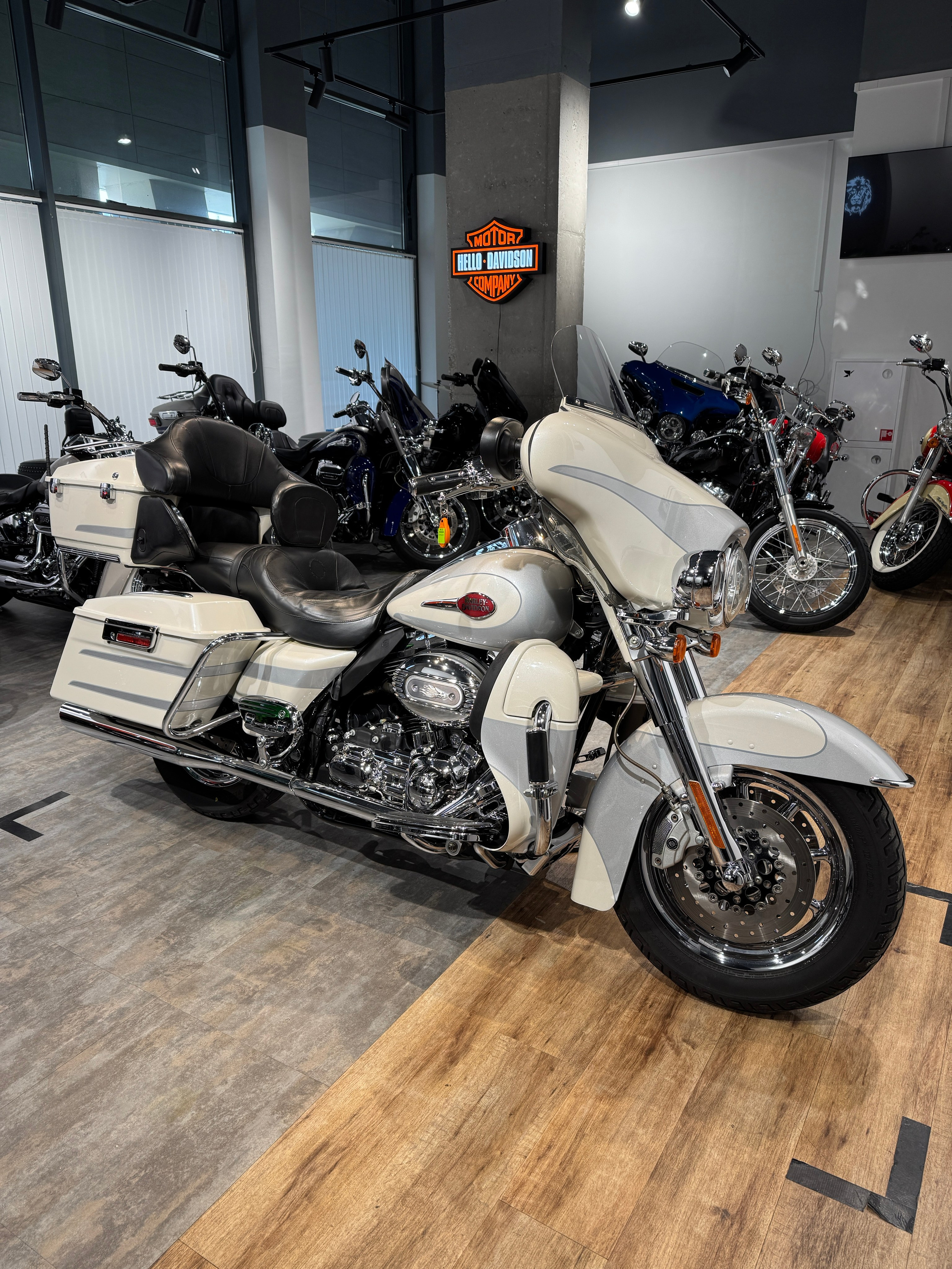 Harley Davidson CVO Electra Glide (White Frost) (Touring) — купить мотоцикл. Hello Davidson, Москва. Только хорошие мотоциклы…