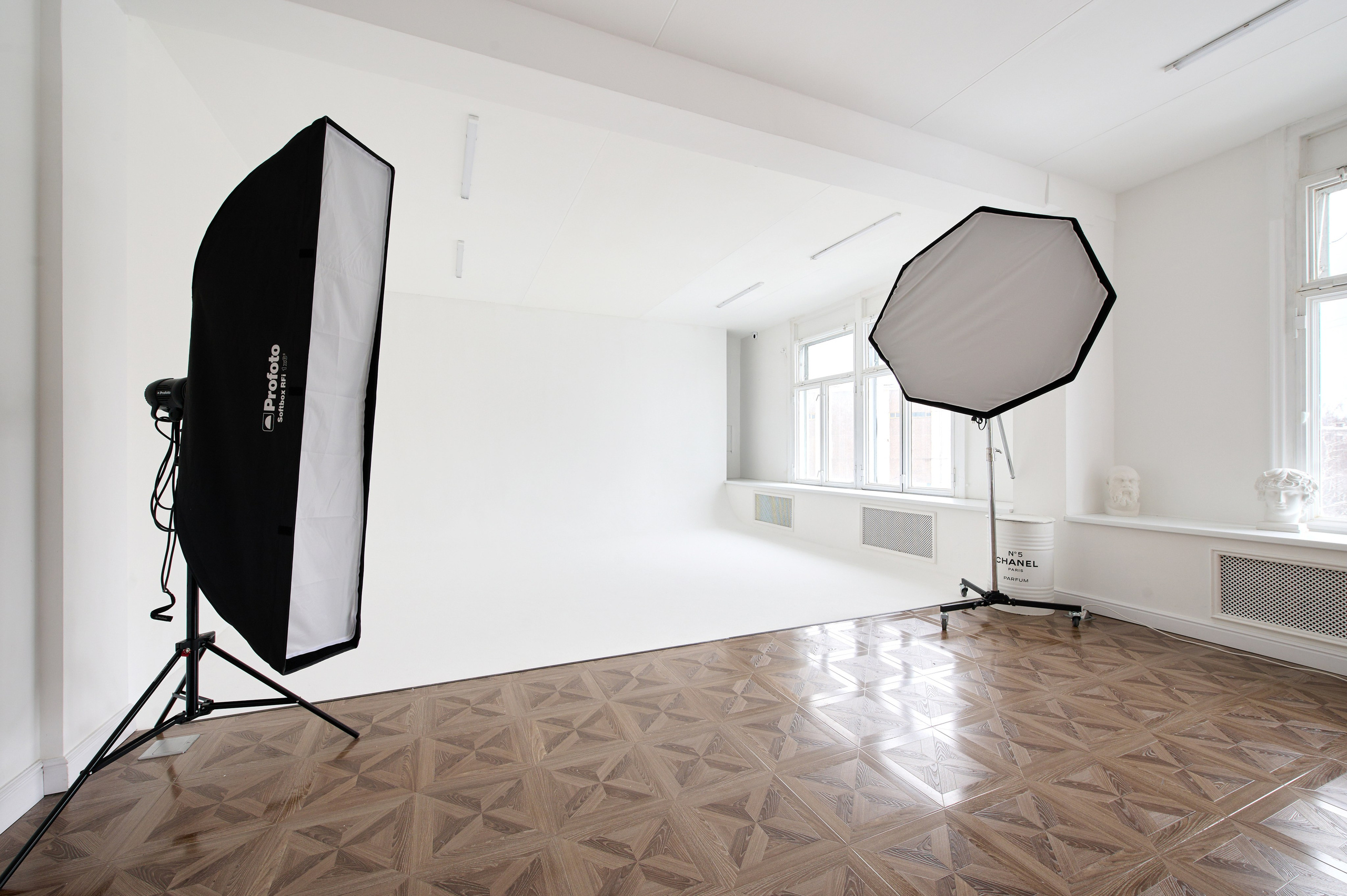 ЗАЛ ВRАND — просторный 80 м² светлый зал фотостудии с циклорамой в Москве. TRANSFORM.STUDIO | ЛОФТ И ФОТОСТУДИЯ ТРАНСФОРМ СТУДИО | ПРОДАКШЕН | АРХИТЕКТОР БРЕНДА: ФОТОГРАФ | ИМИДЖМЕЙКЕР| СТИЛИСТ МОСКВА