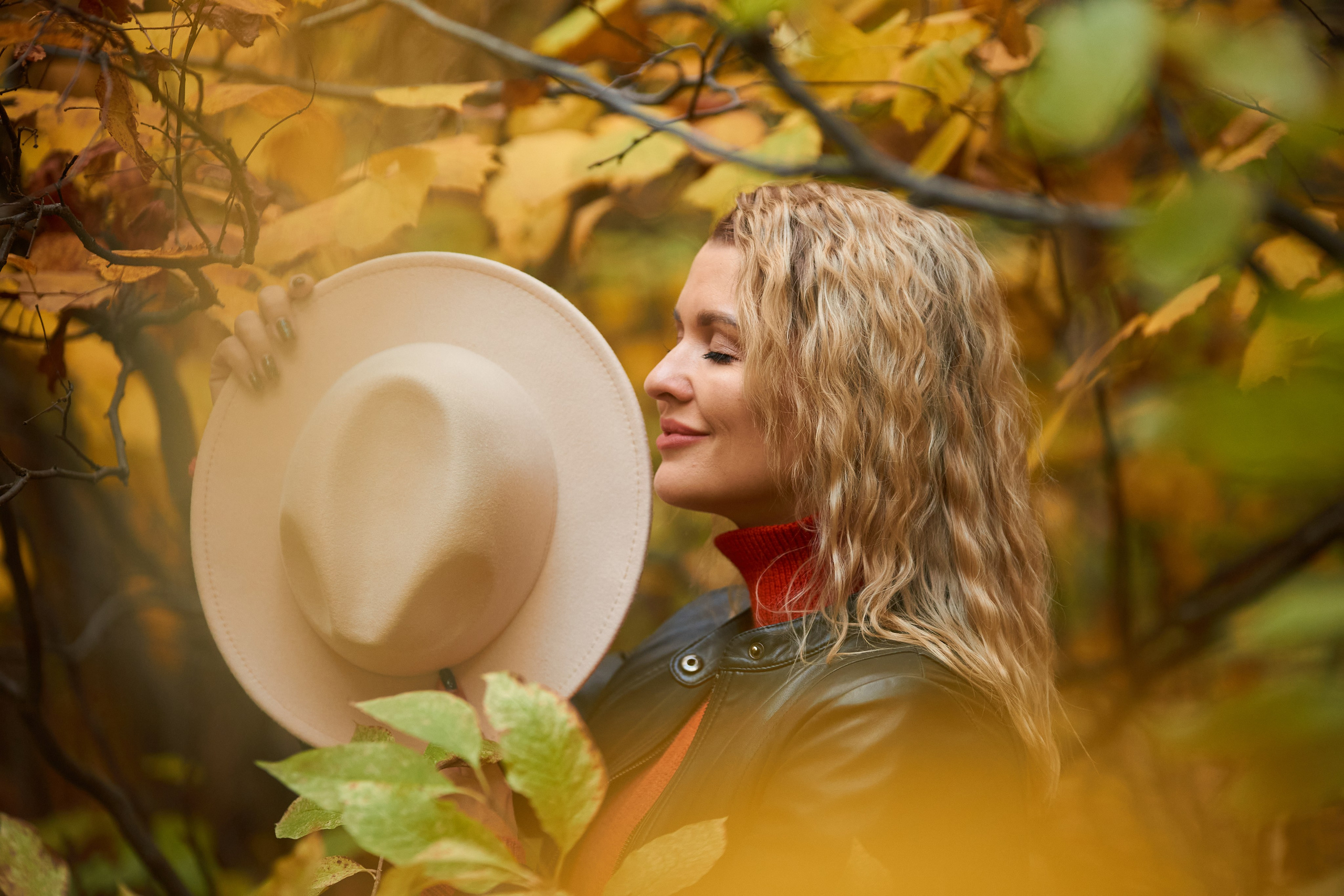 Красивая осенняя фотосессия для девушки в дендропарке Новосибирска. Репортажный и женский фотограф в Новосибирске