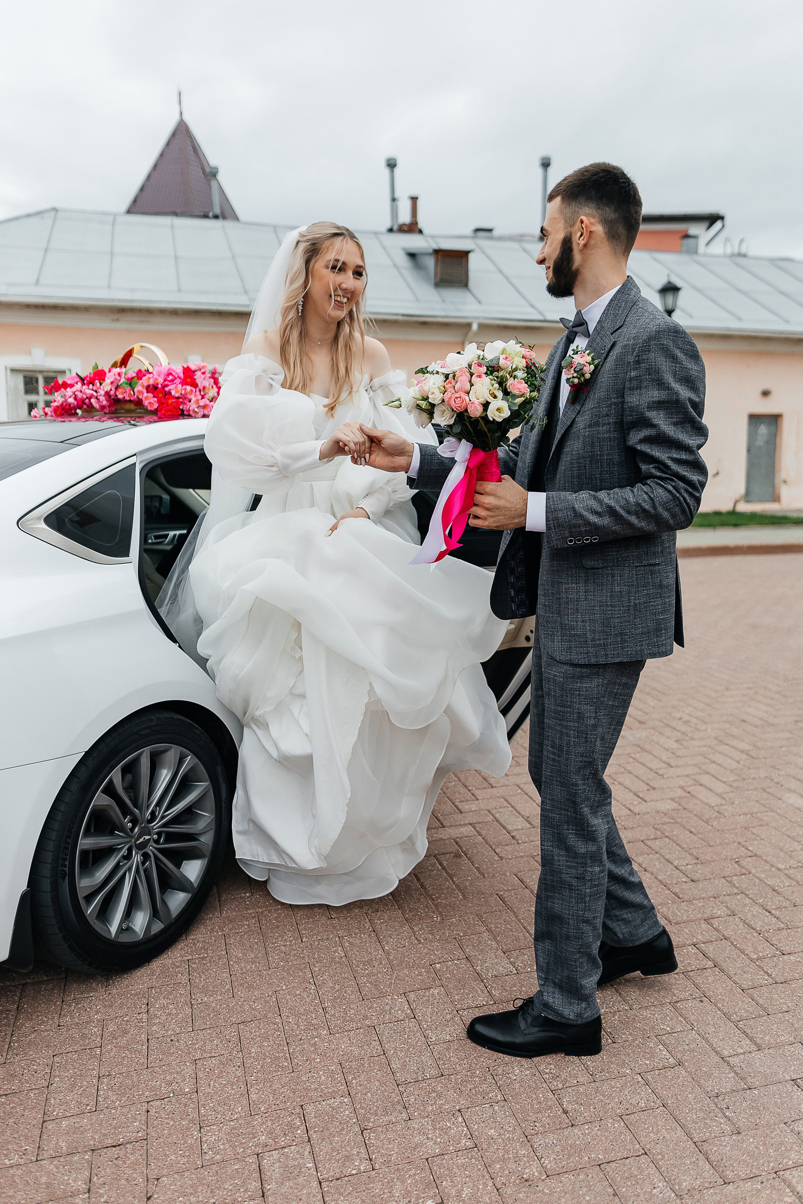 Чувственная первая встреча пары в отеле. Олег Сверчков | Свадебный фотограф Вологда