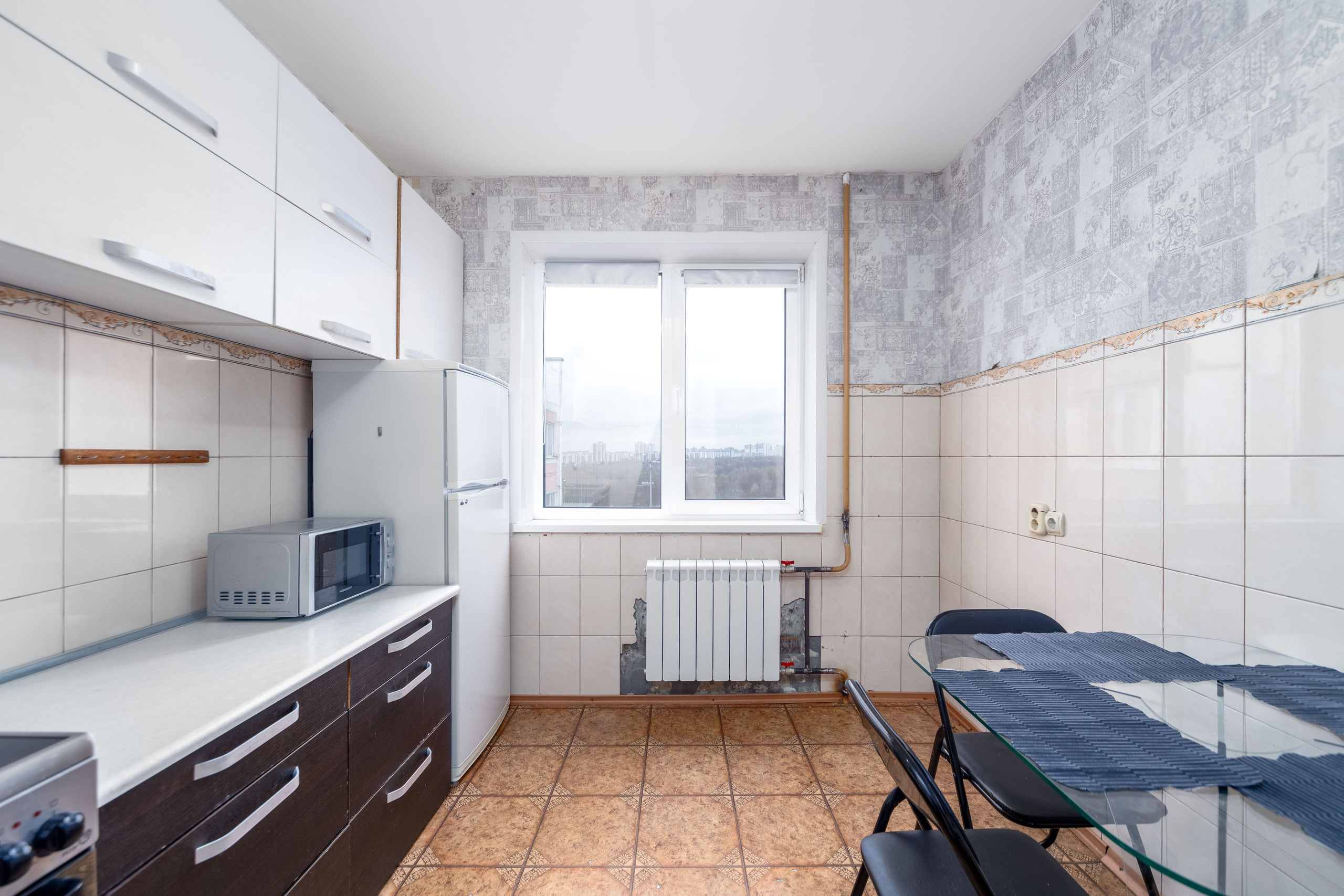 Интерьер кухни в двушке в Серебрянке с видом на парк