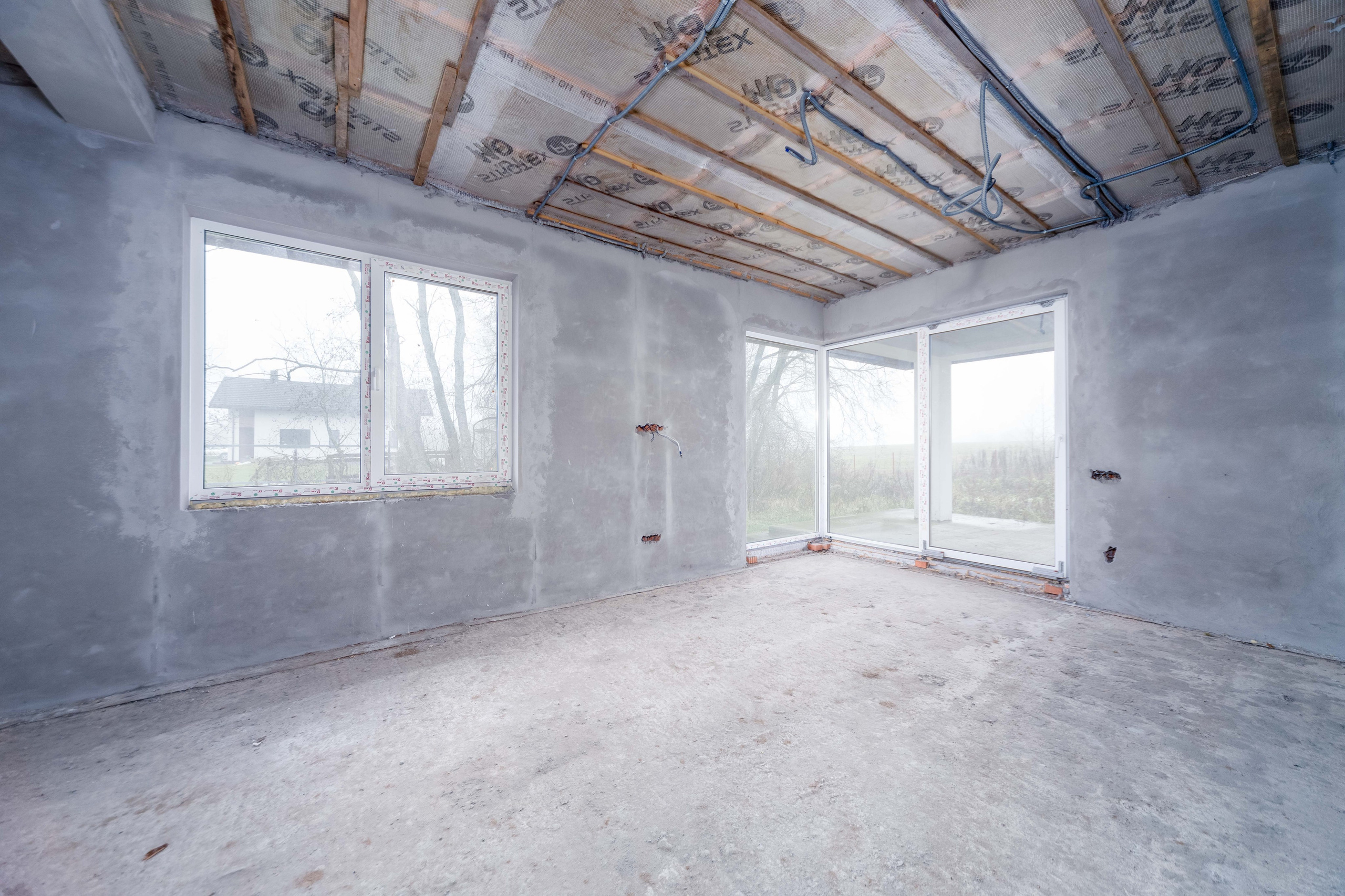 Интерьер кухни-гостиной в строящемся загородном доме