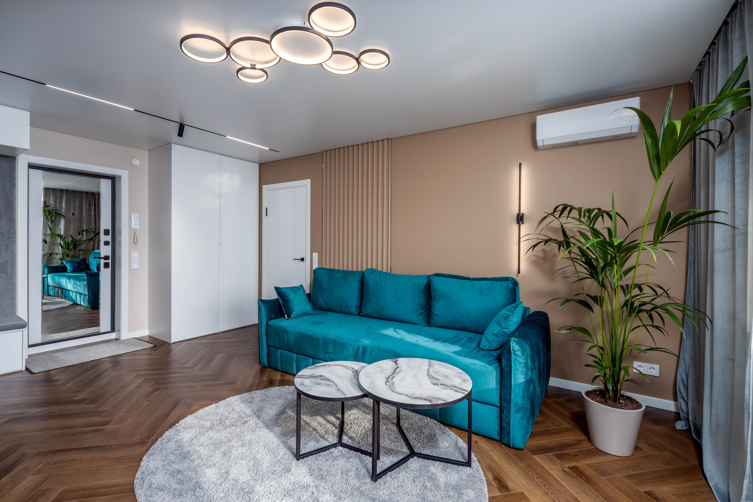 Дизайнерский интерьер гостиной в квартире в центре Минска