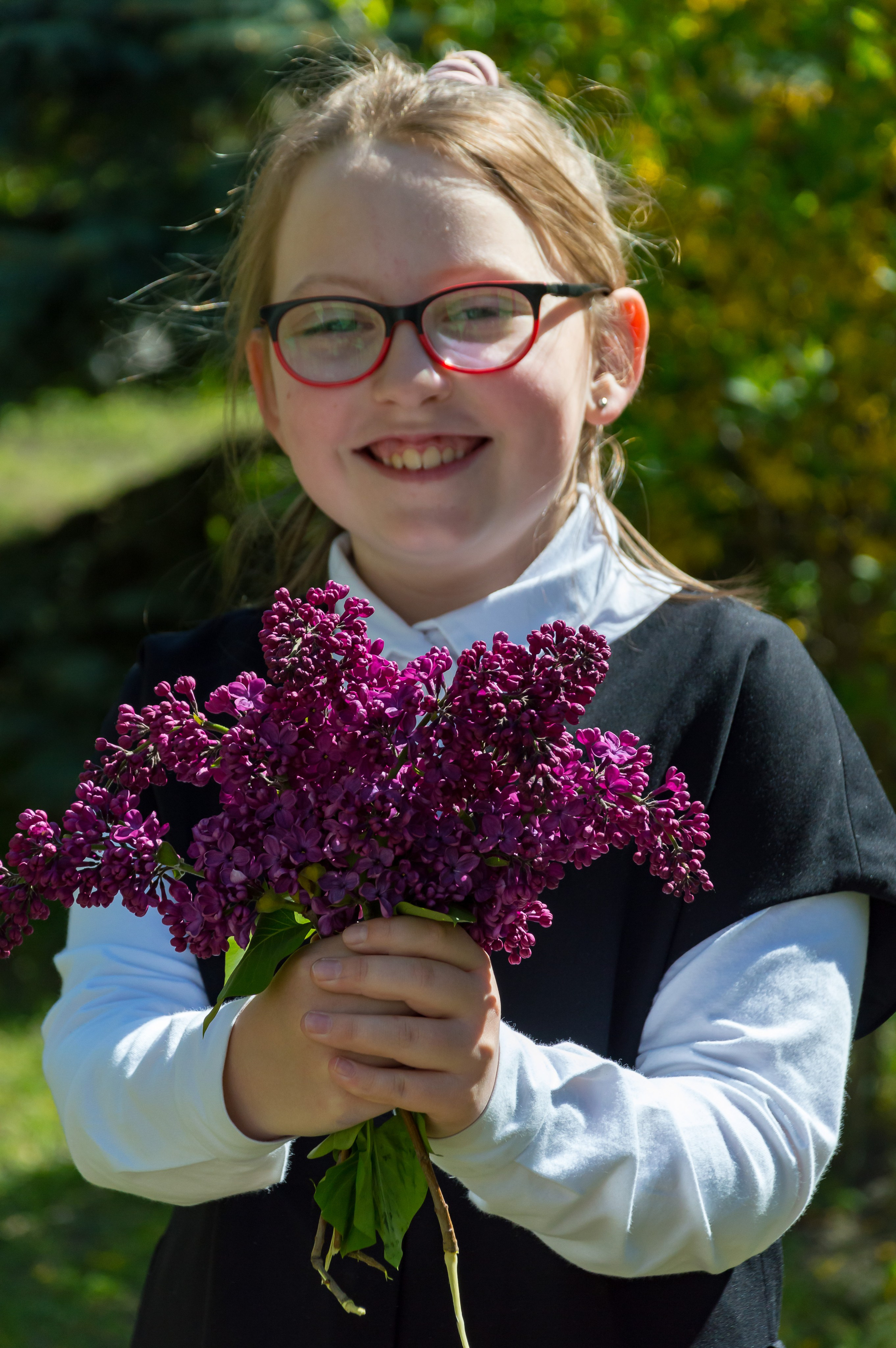 портрет девочки с сиренью
