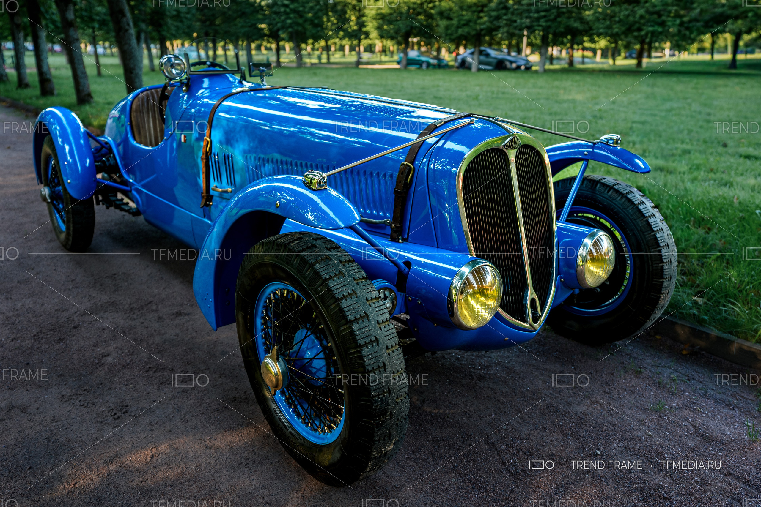 Ретро спорткар Delahaye 135 в ярко-синем цвете, с открытым кузовом и жёлтыми фарами. Автовыходные 2025 Архангельское — фото TrendFrame