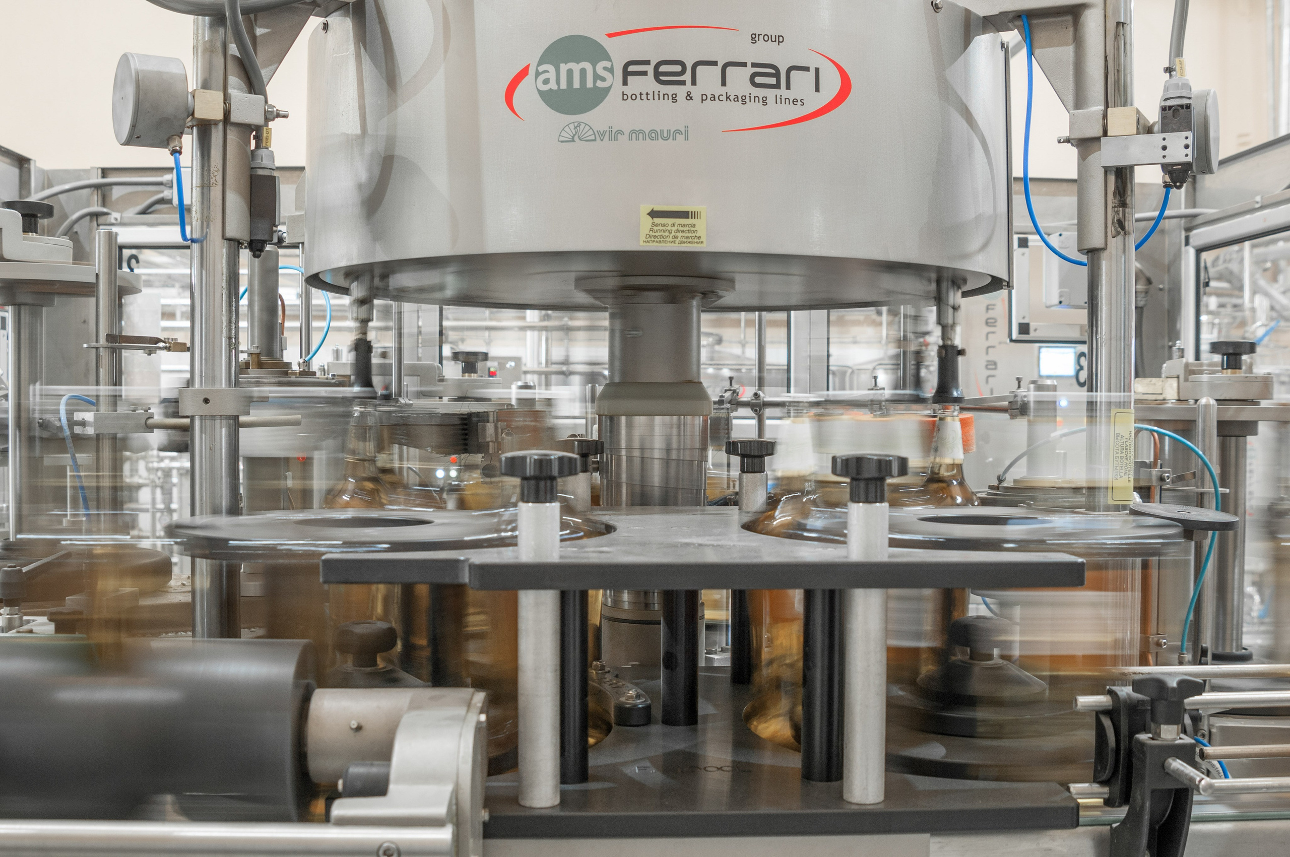 Работа упаковочной линии на производстве напитков — промышленная фотосъёмка технологического процесса