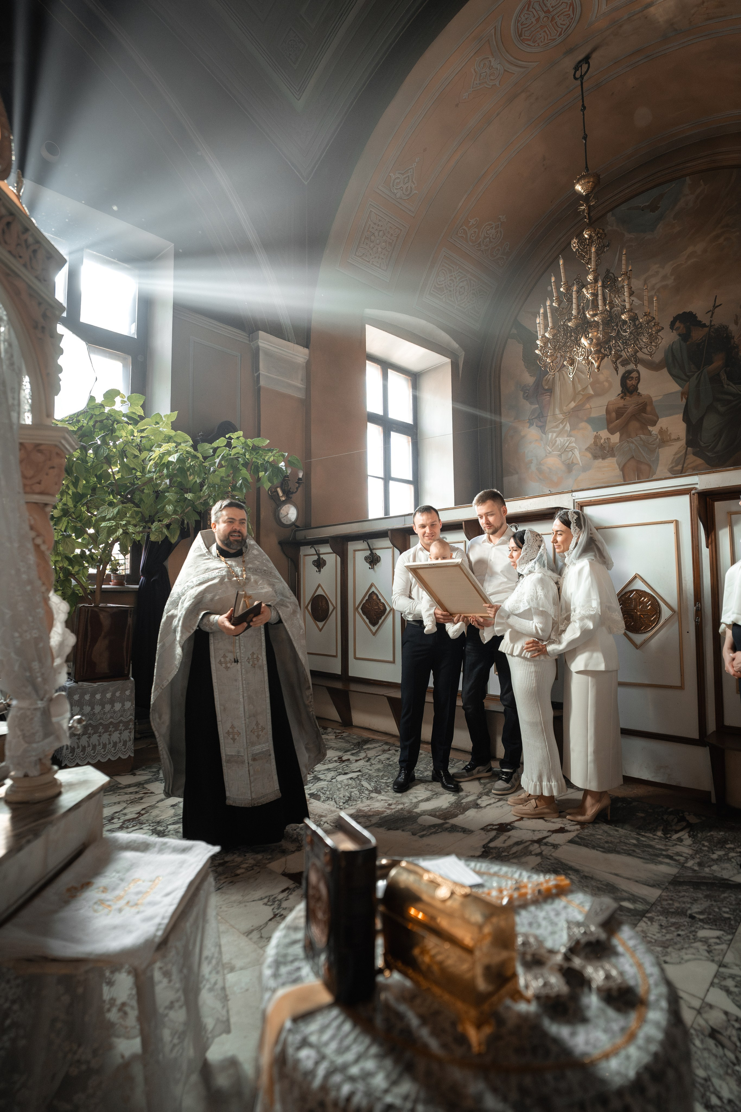 Крещение Даниила в Храме Воскресения Словущего в Даниловской Слободе. Фото- и видеосъёмка крещения и венчания. Фотограф на крещение Москва