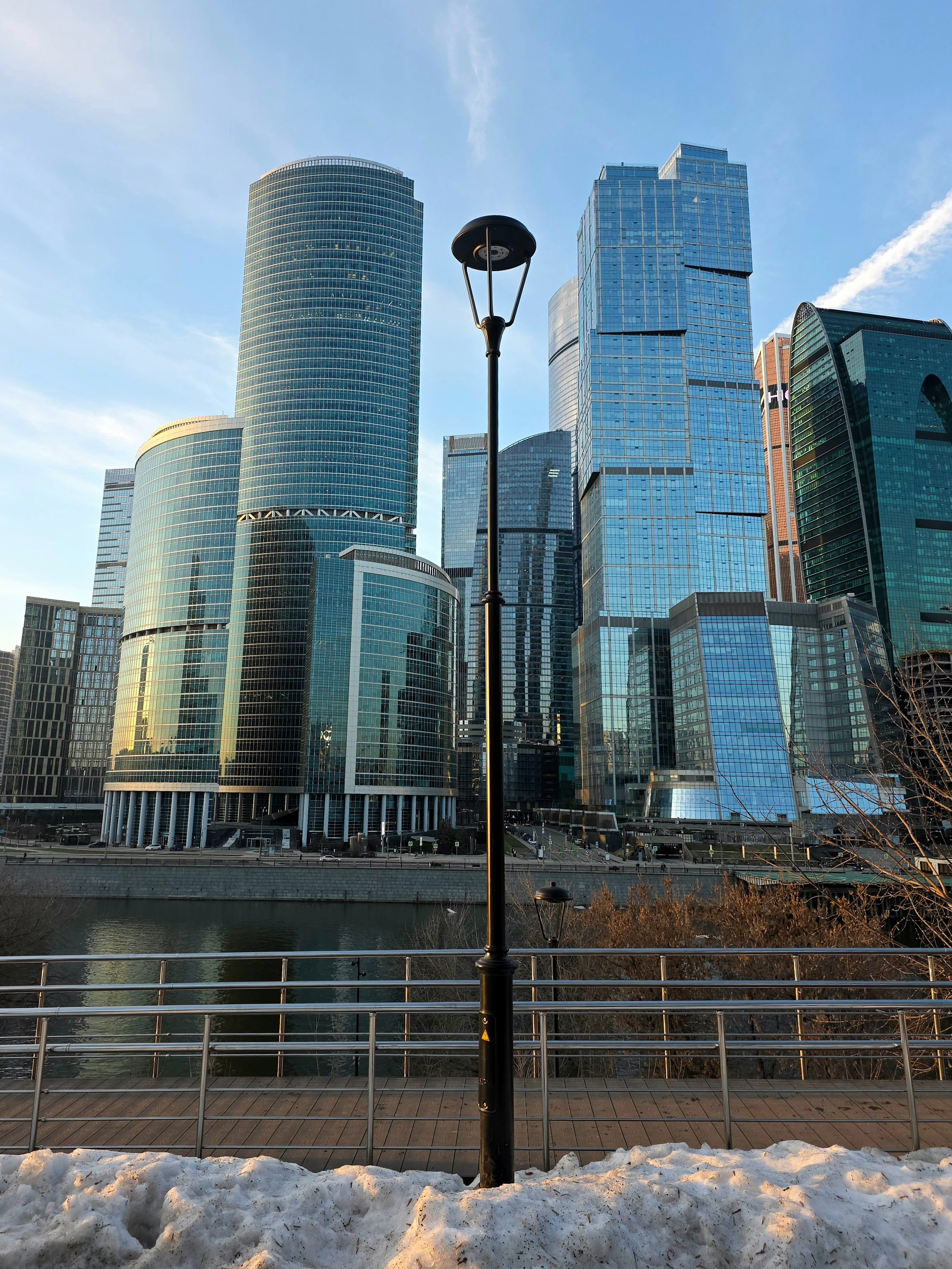 Там сделали реконструкцию. Вместо запущенного парка сделали роскошную прогулочную зону и причал электротрамвайчика