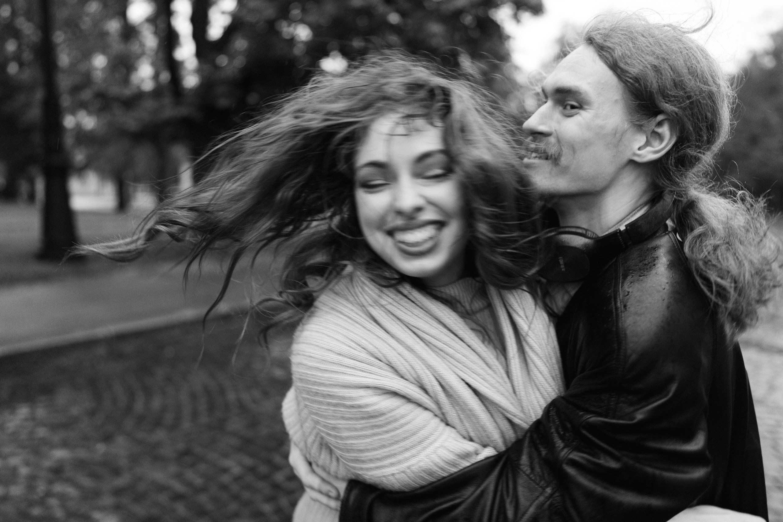 Цветной кадр вблизи: Оля смеётся, ветер в волосах