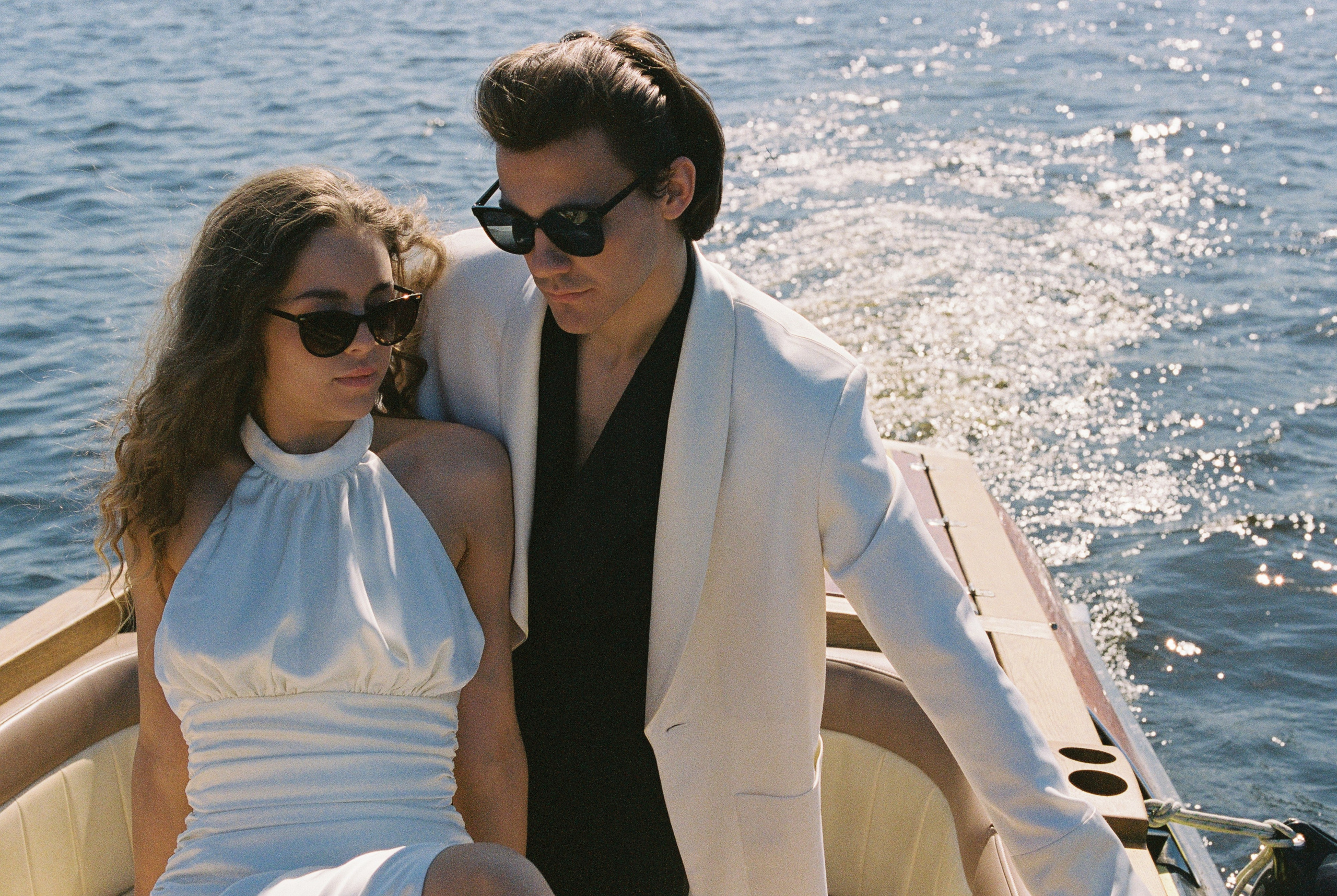 Свадебное утро в отеле Grand Memories и прогулка на катере по Неве. Свадебный фотограф Дмитрий Родионов — Санкт-Петербург и Ленинградская область