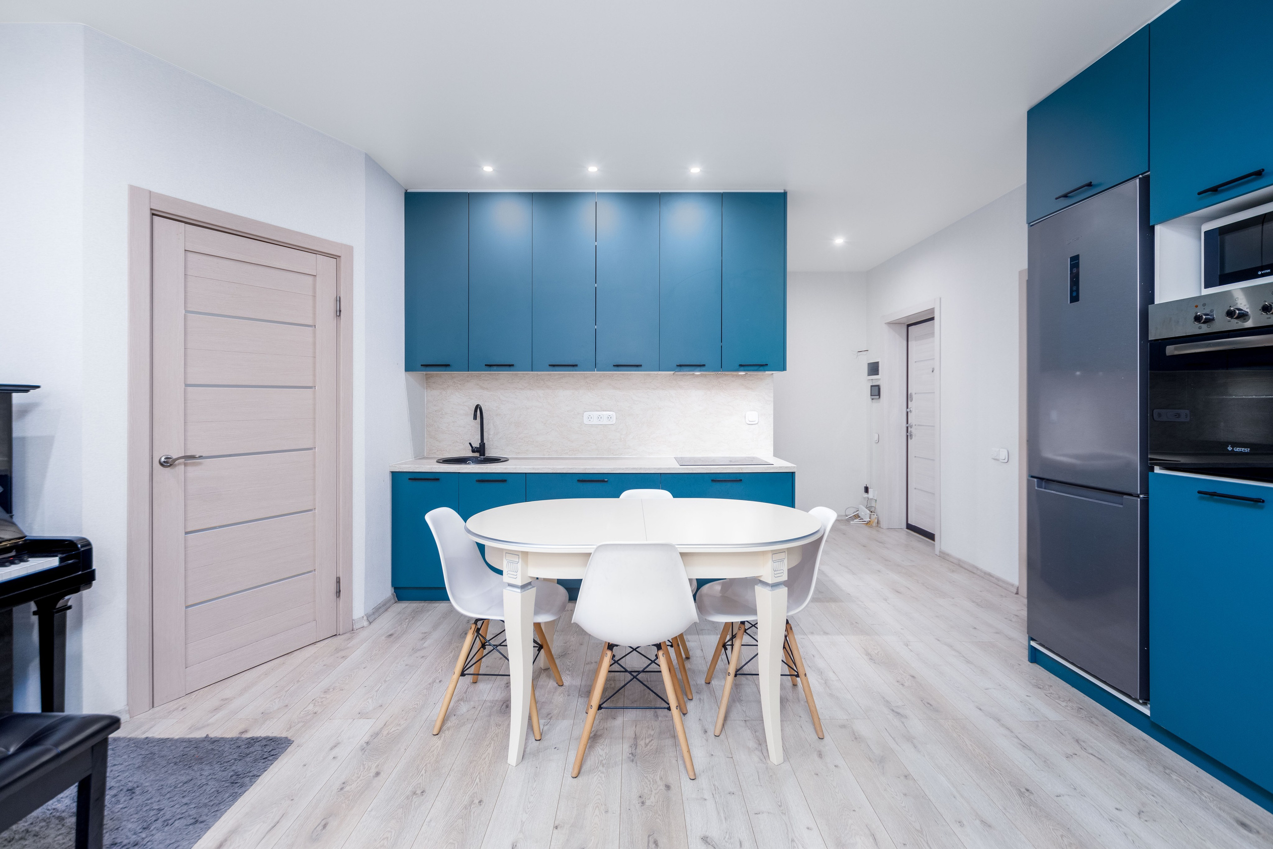 Фото интерьера зоны кухни в трехкомнатной квартире в ЖК Minsk World