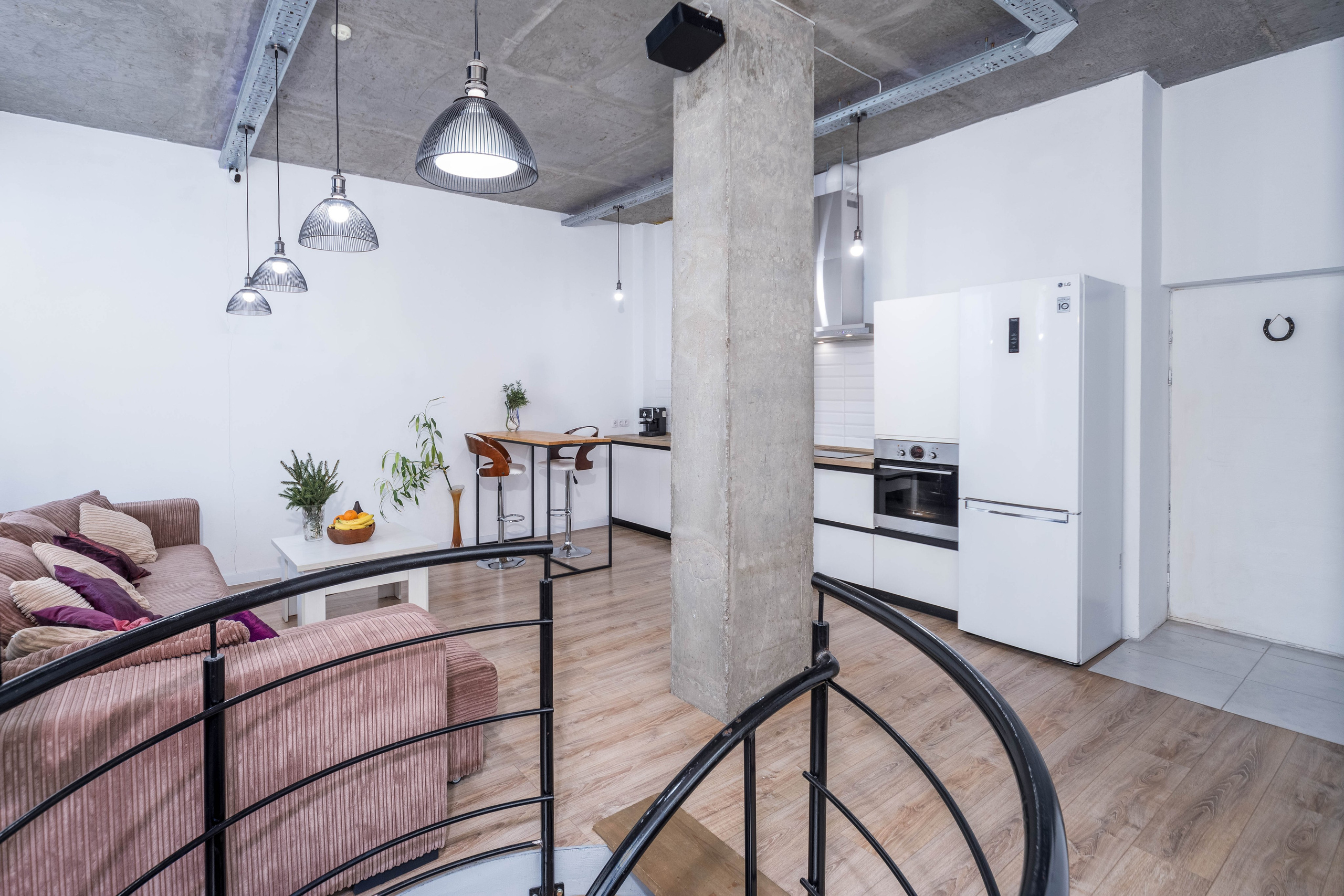 Общий вид на кухню-гостиную на втором этаже в пентхаусе Минск Мир