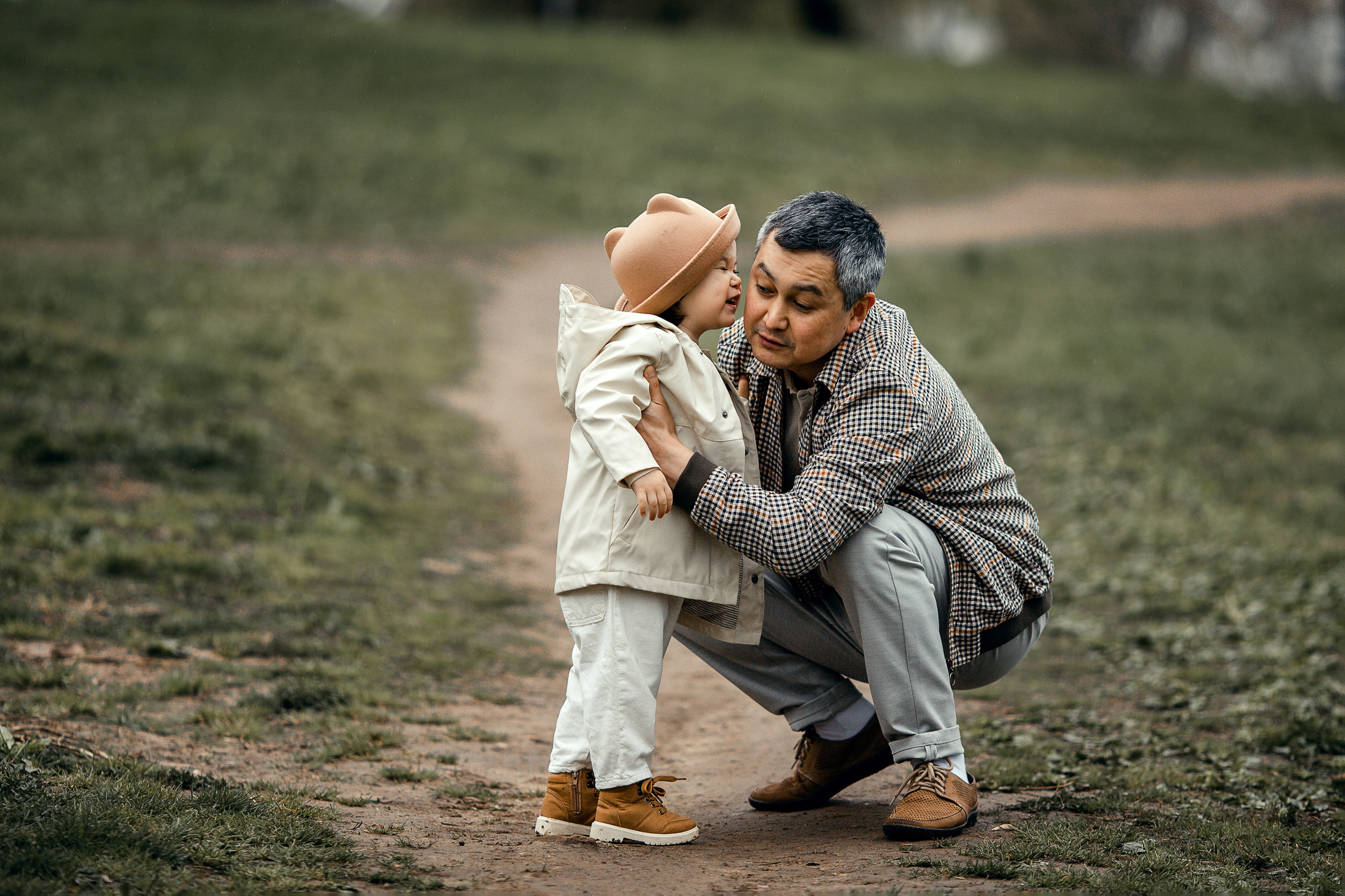 Семейный портрет папы с дочкой на природе — детский фотограф Подольск